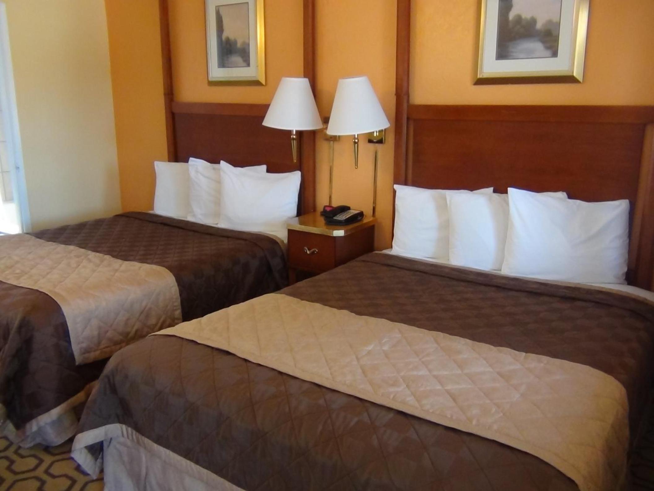 Queen Room with Two Queen Beds - Non-Smoking - Photo 5