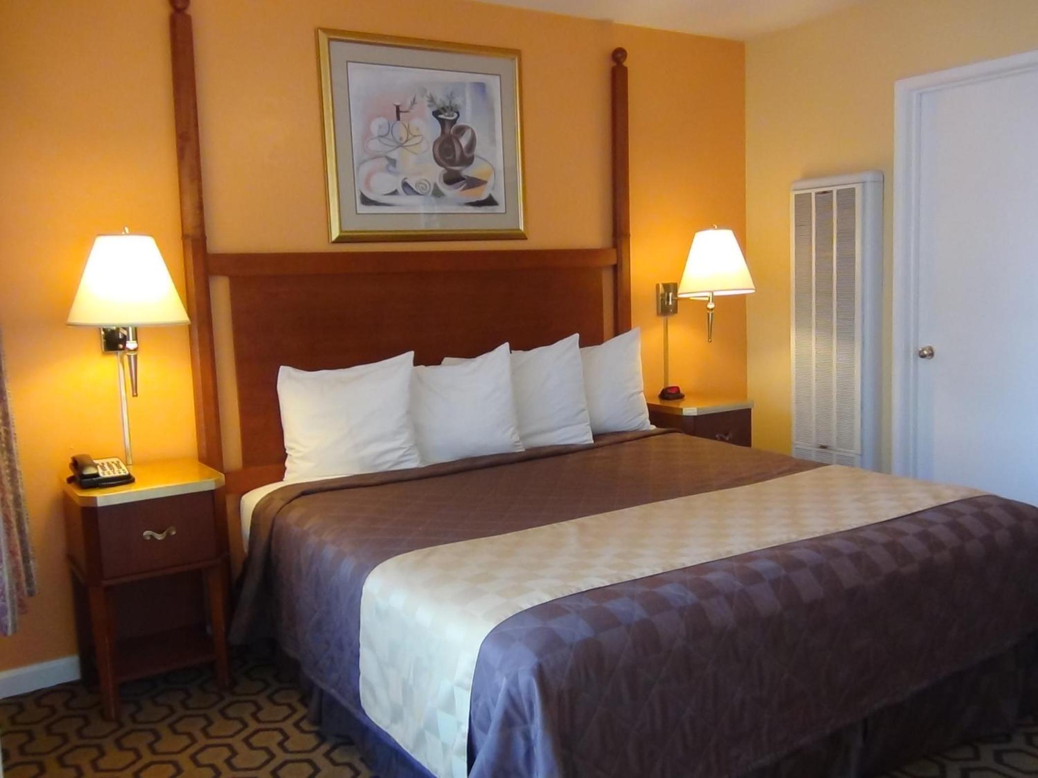 King Room - Non-Smoking - Photo 4