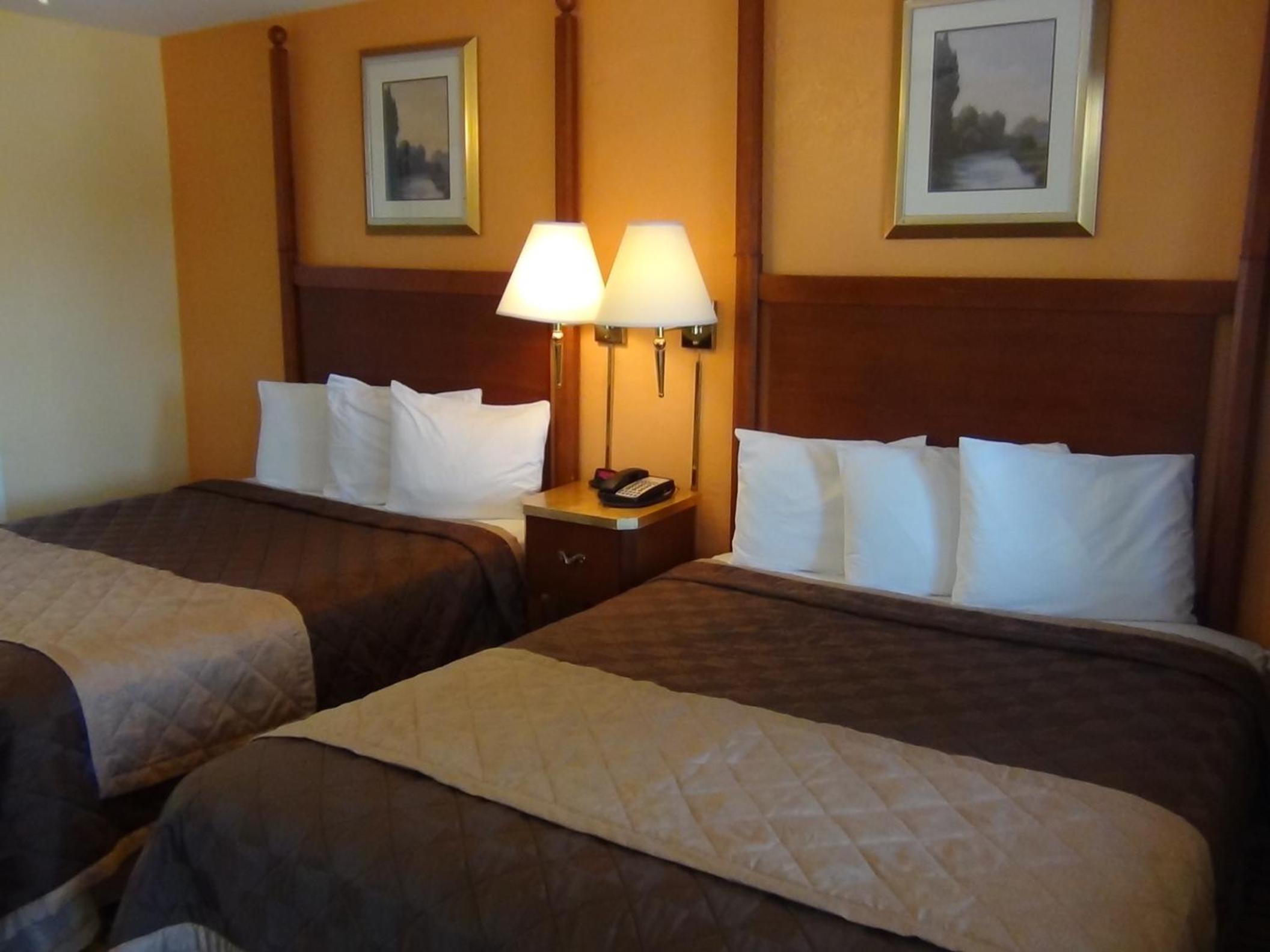Queen Room with Two Queen Beds - Non-Smoking - Photo 8