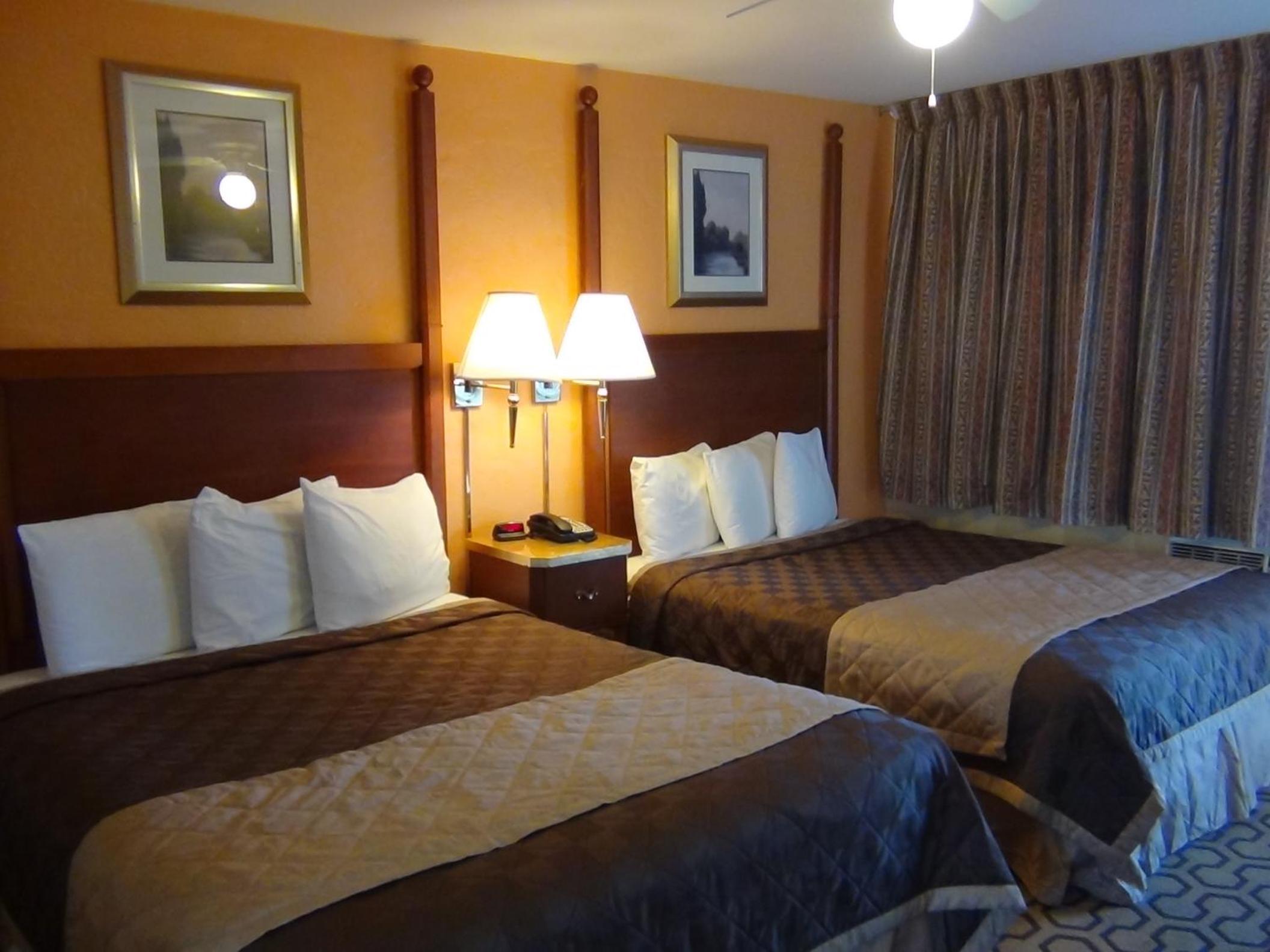 Queen Room with Two Queen Beds - Non-Smoking - Photo 6
