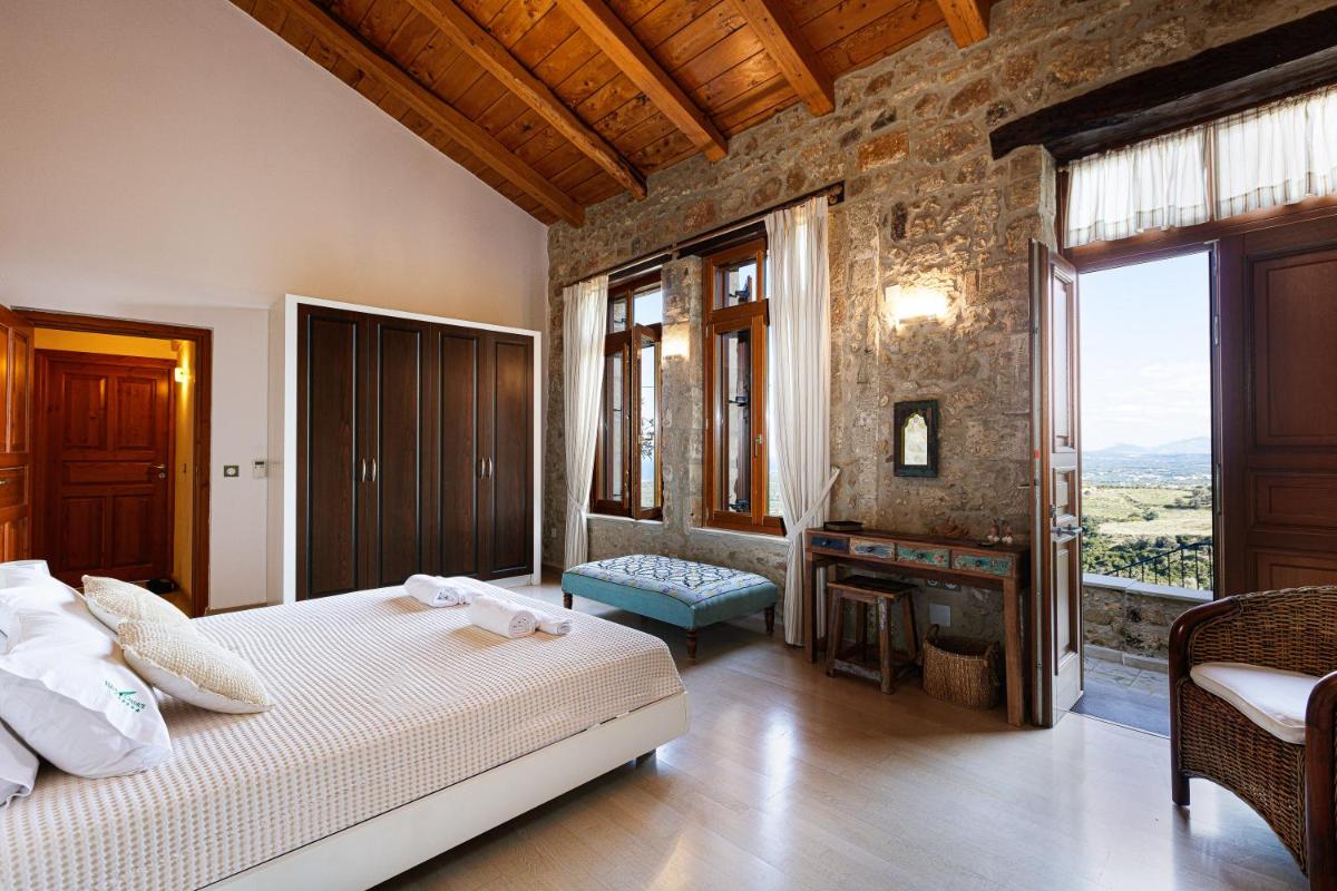 Deluxe Double Room with Side Sea View photo 2