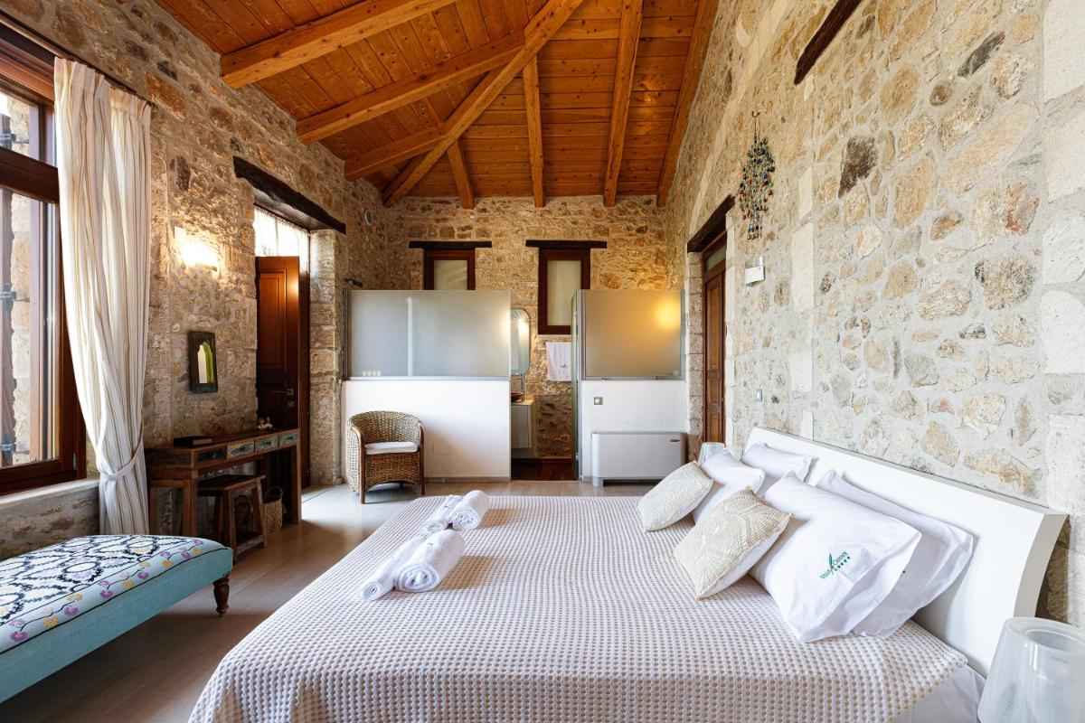 Deluxe Double Room with Side Sea View photo 3