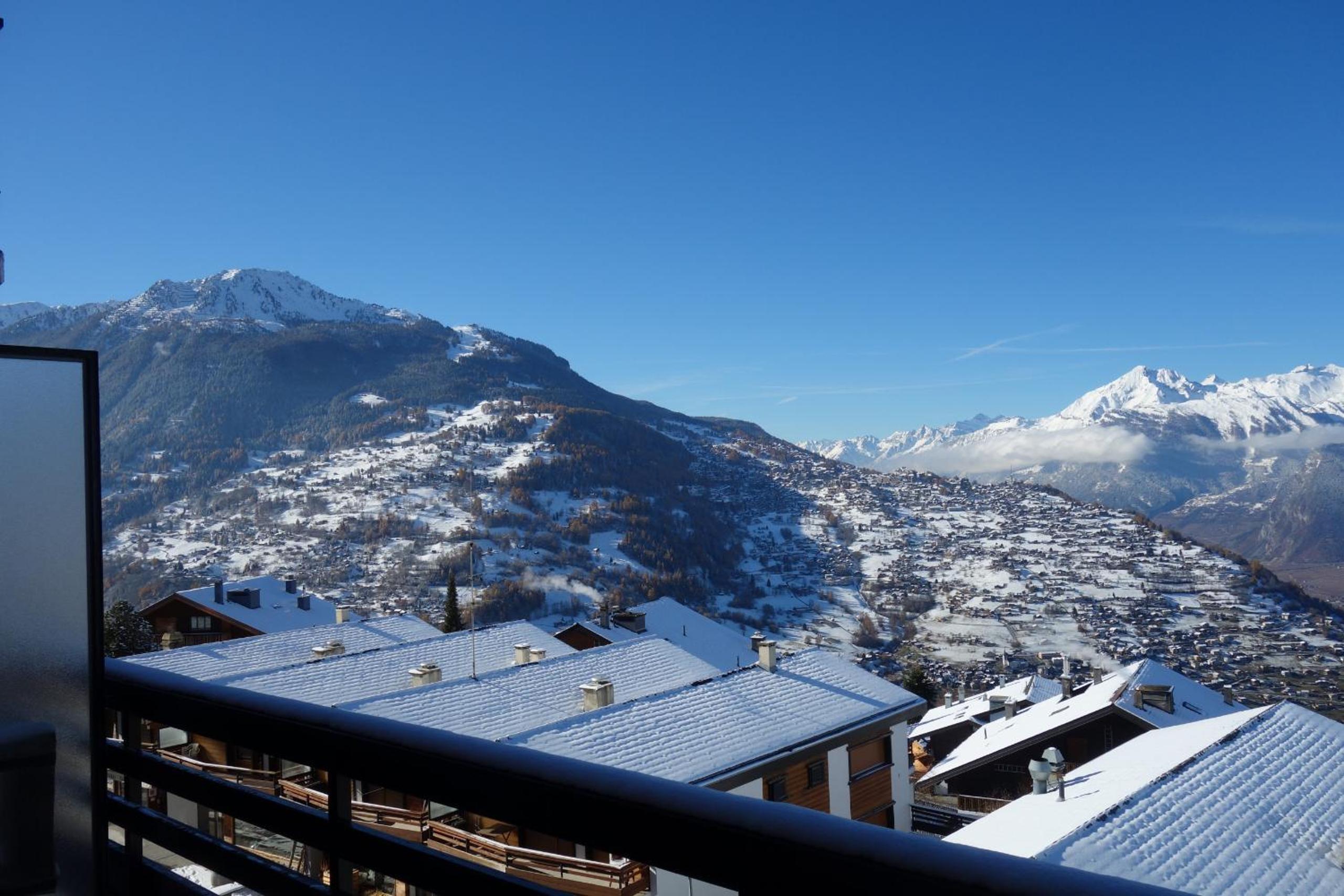 Apartment With Mountain View photo 2