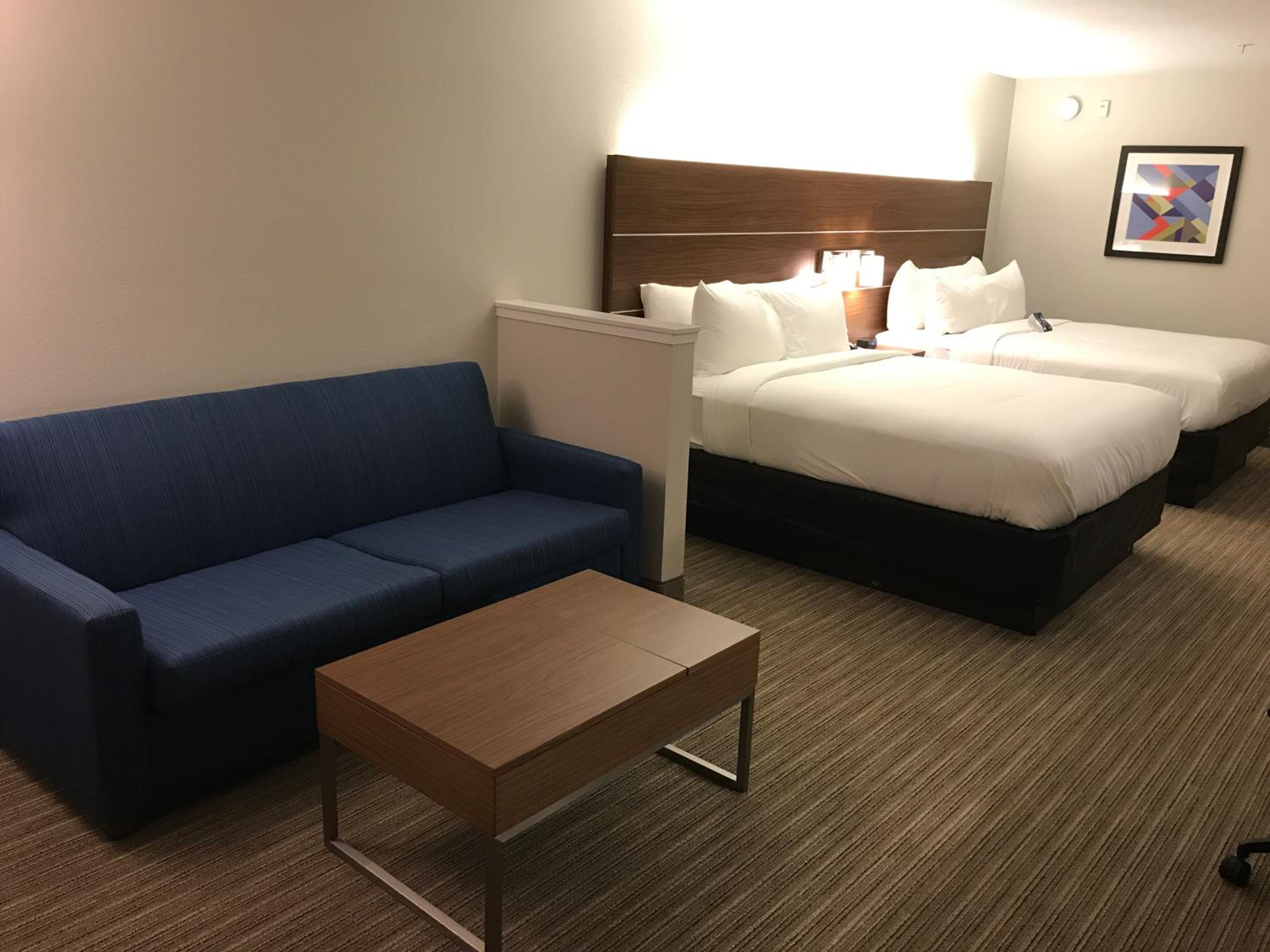Queen Suite with Two Queen Beds photo 1