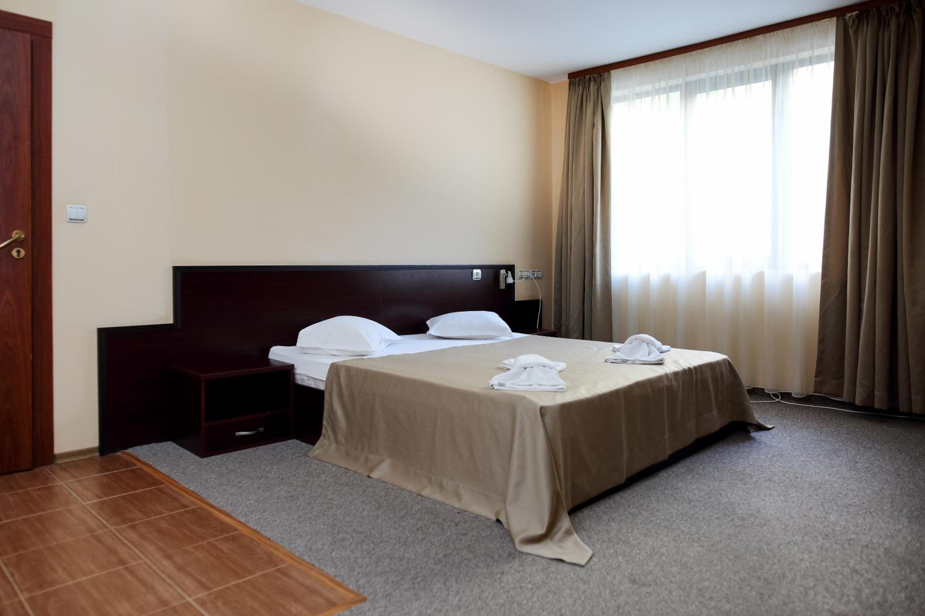 Large Double Room - Photo 1