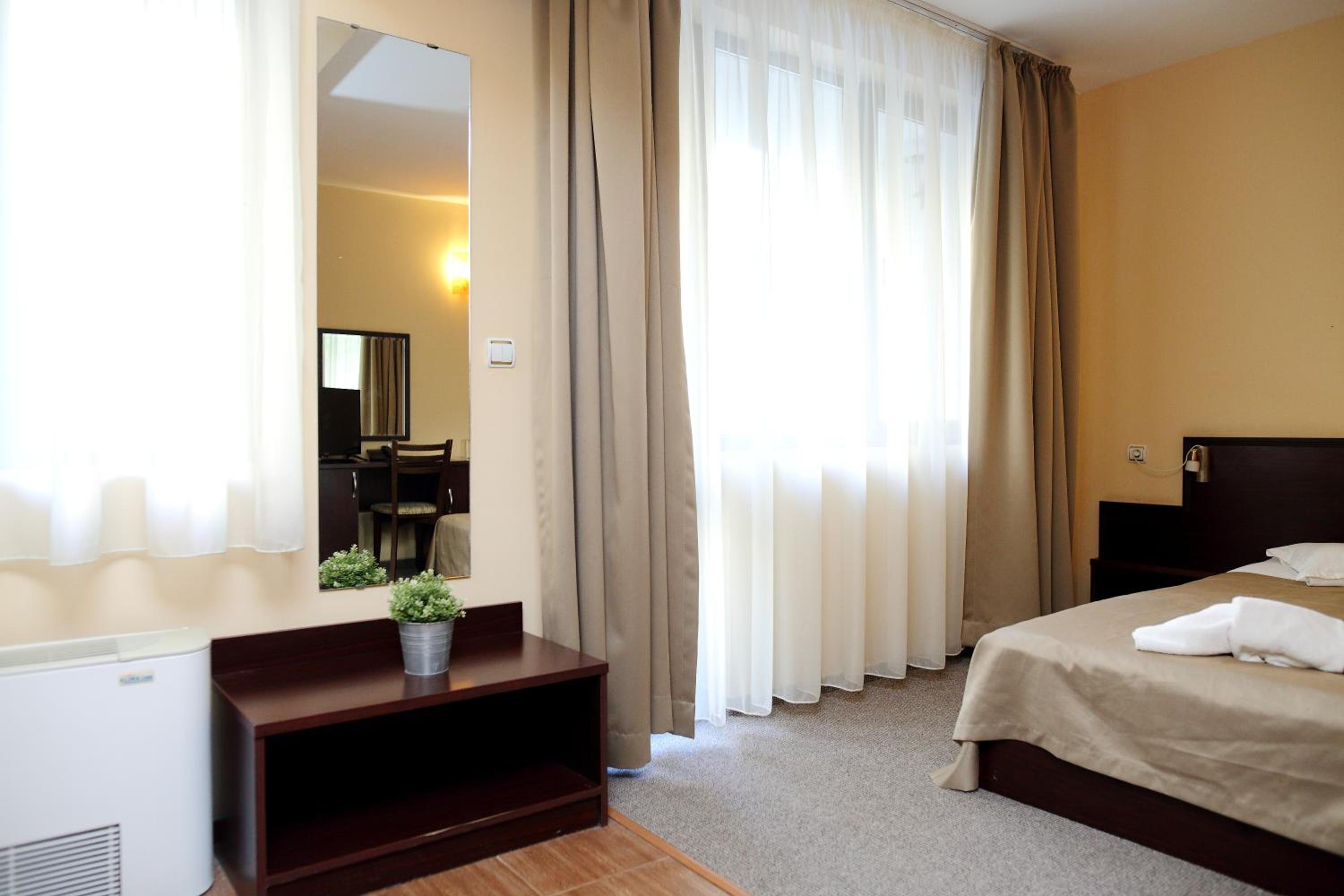 Large Double Room - Photo 4