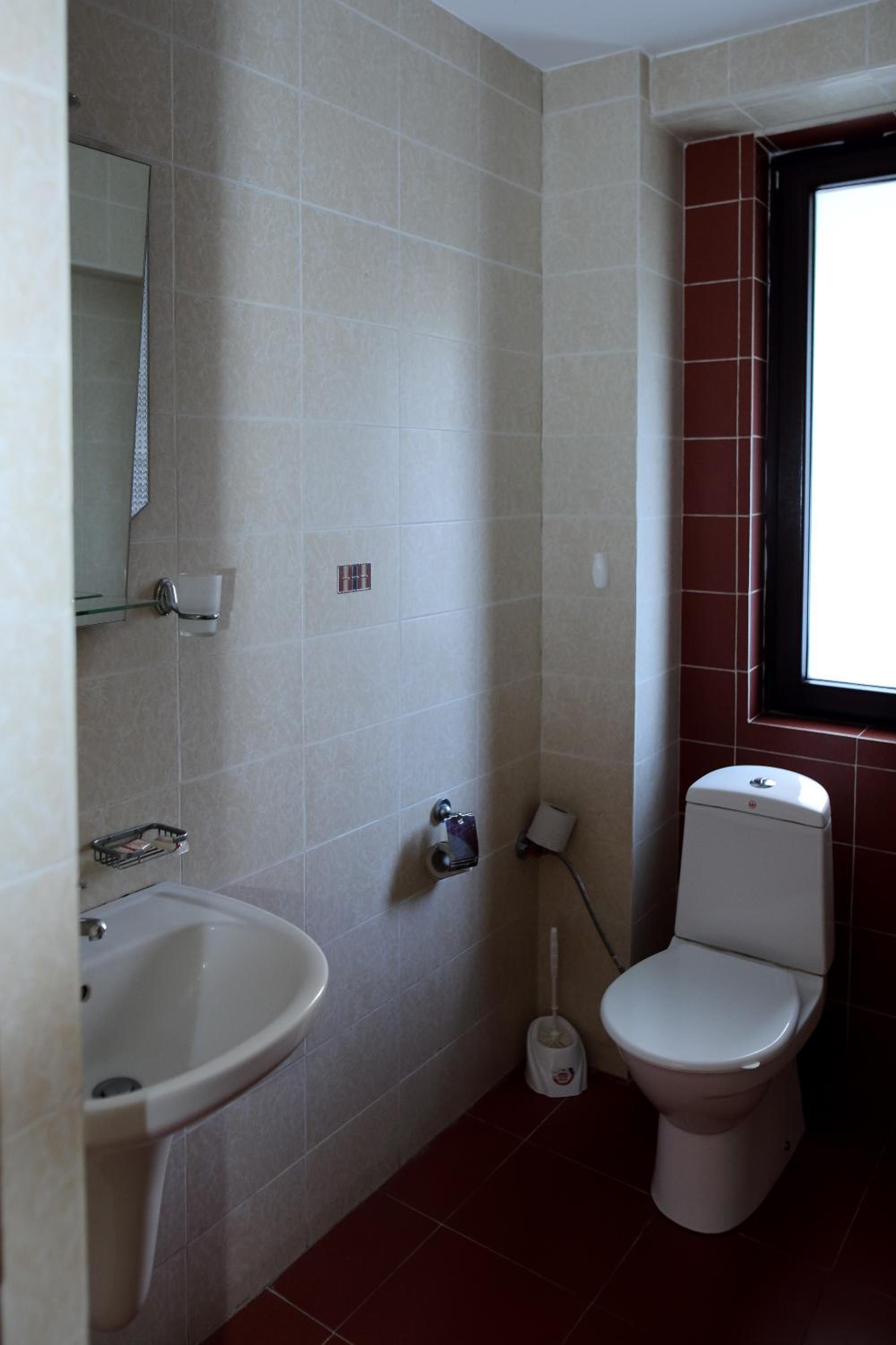 Large Double Room - Photo 5