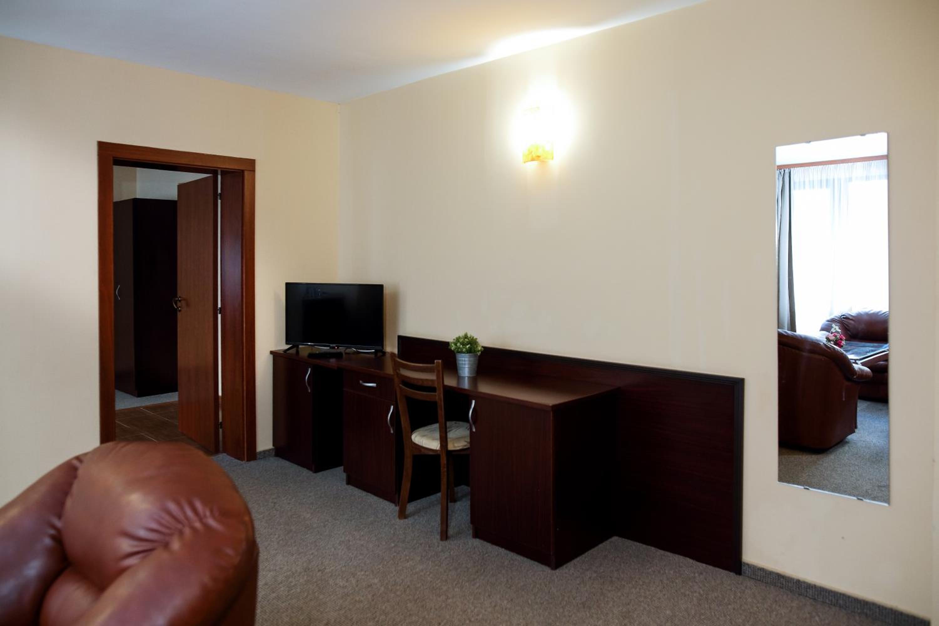 One-Bedroom Apartment - Photo 2