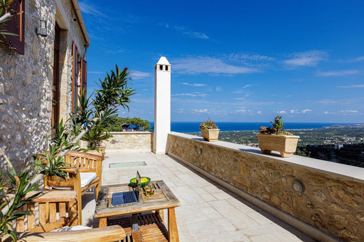 Deluxe Double Room with Side Sea View