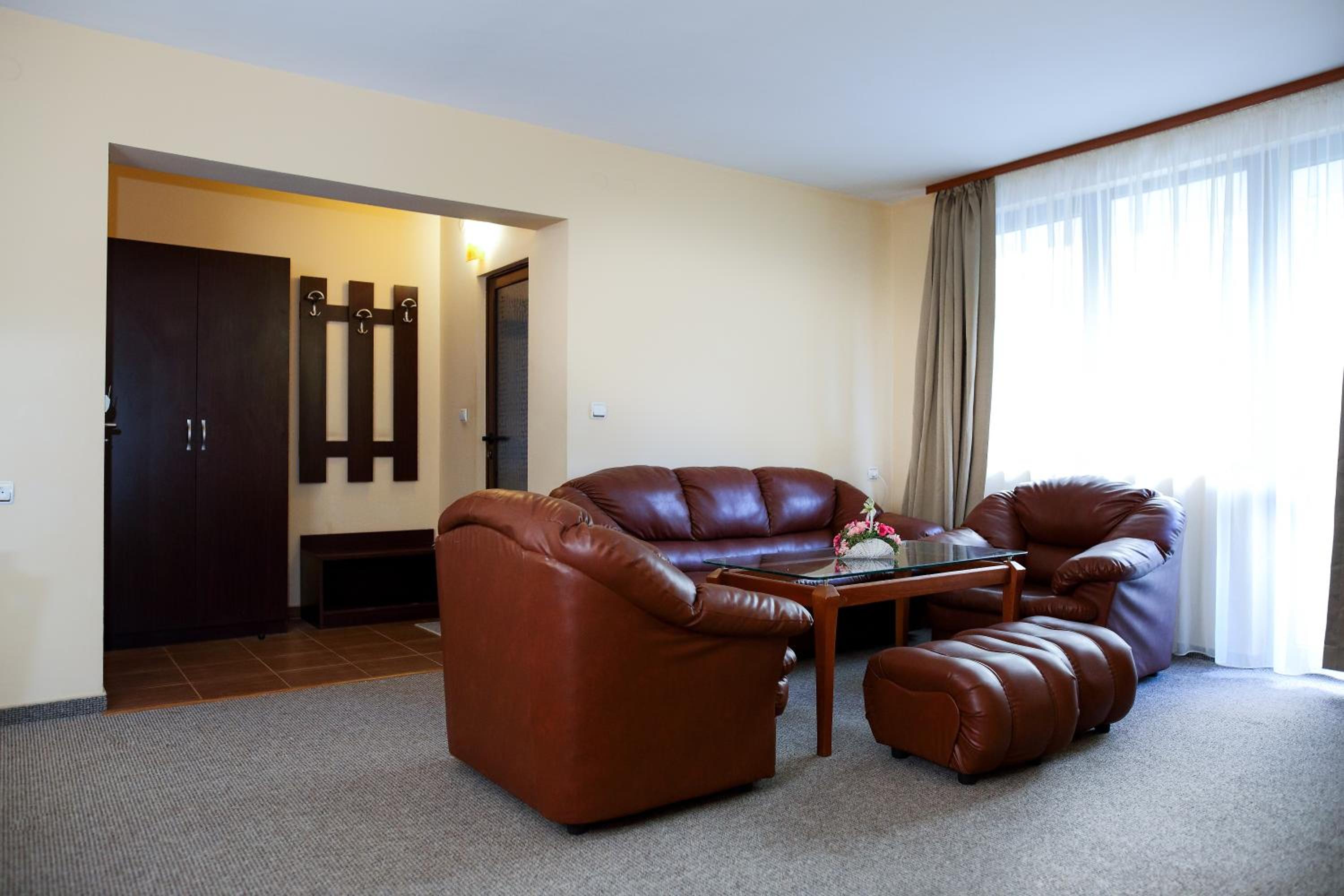 One-Bedroom Apartment - Photo 3