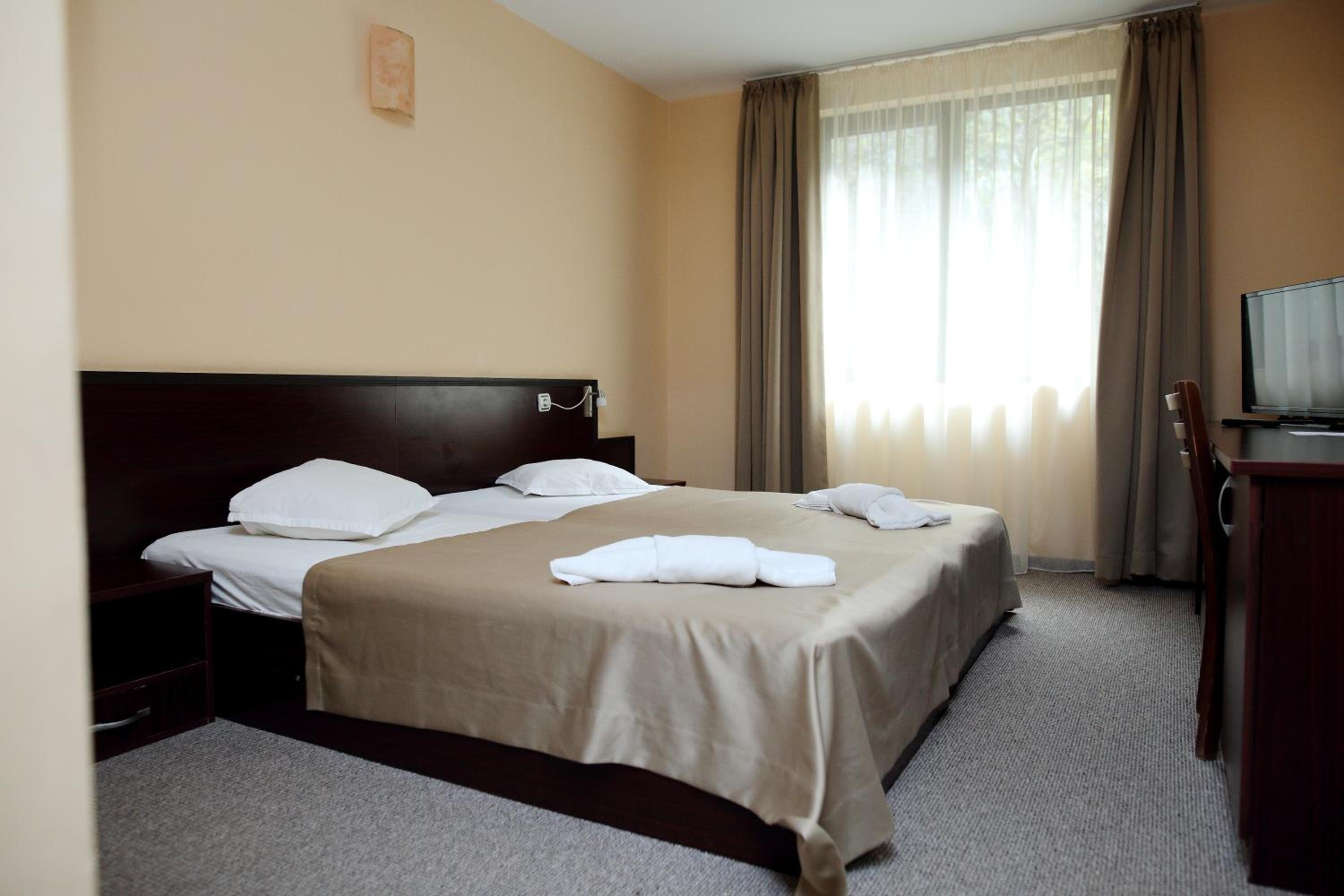Large Double Room - Photo 7