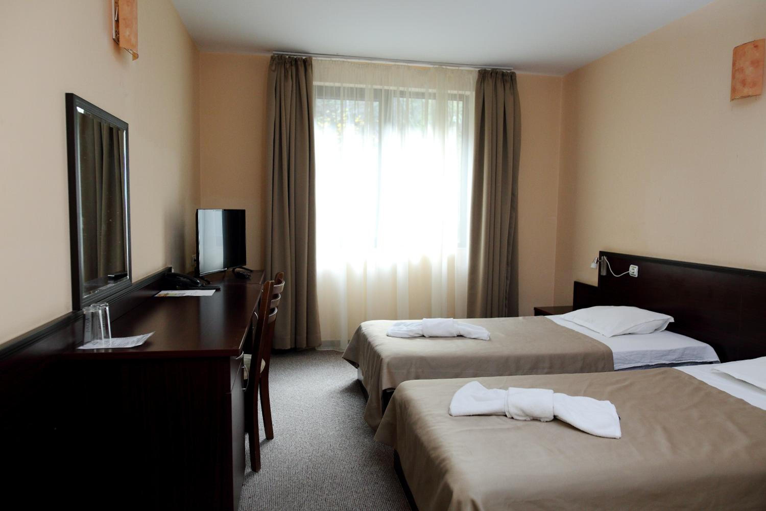 Large Double Room - Photo 6