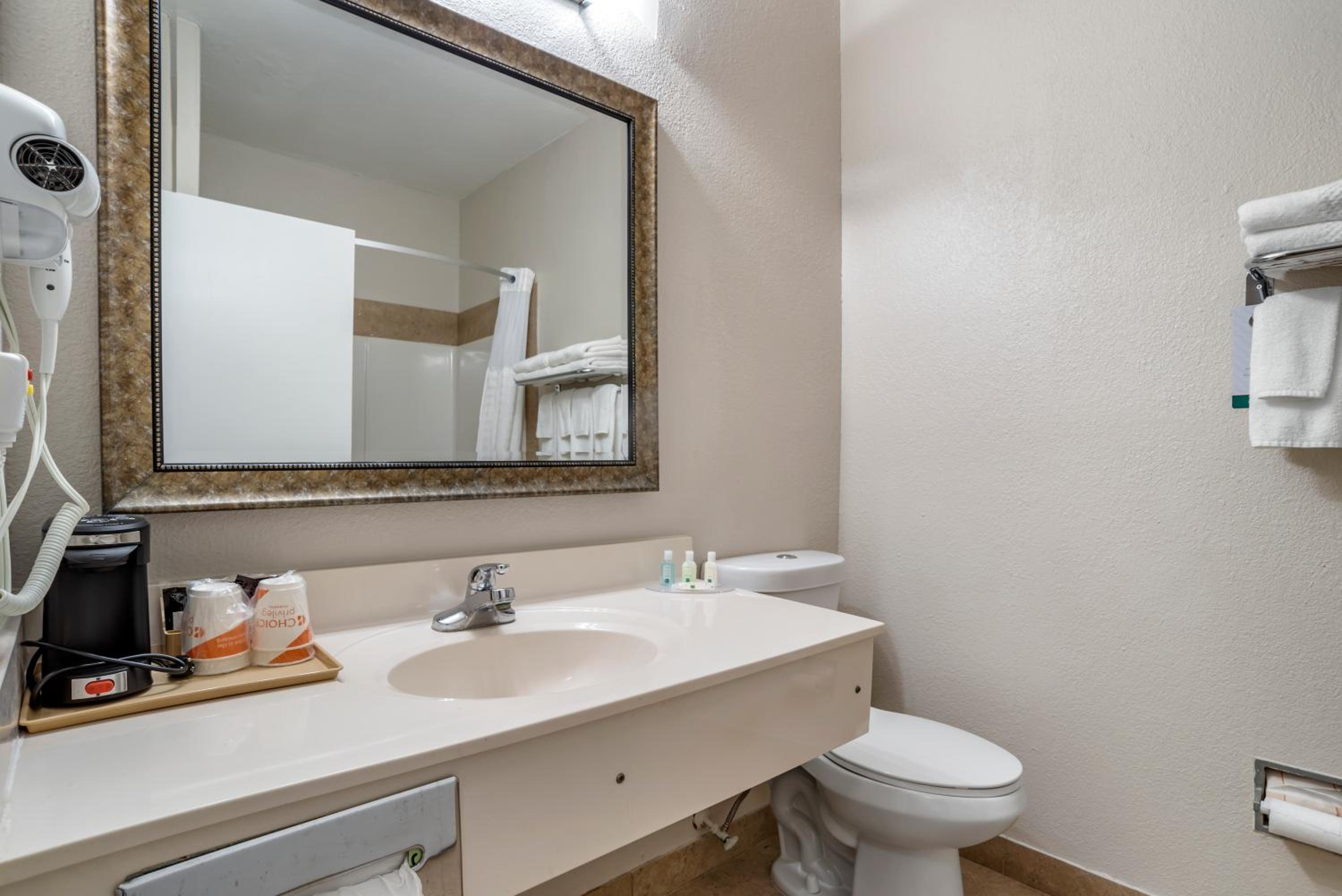 King Room - Non-Smoking - Upper Floor - Photo 4