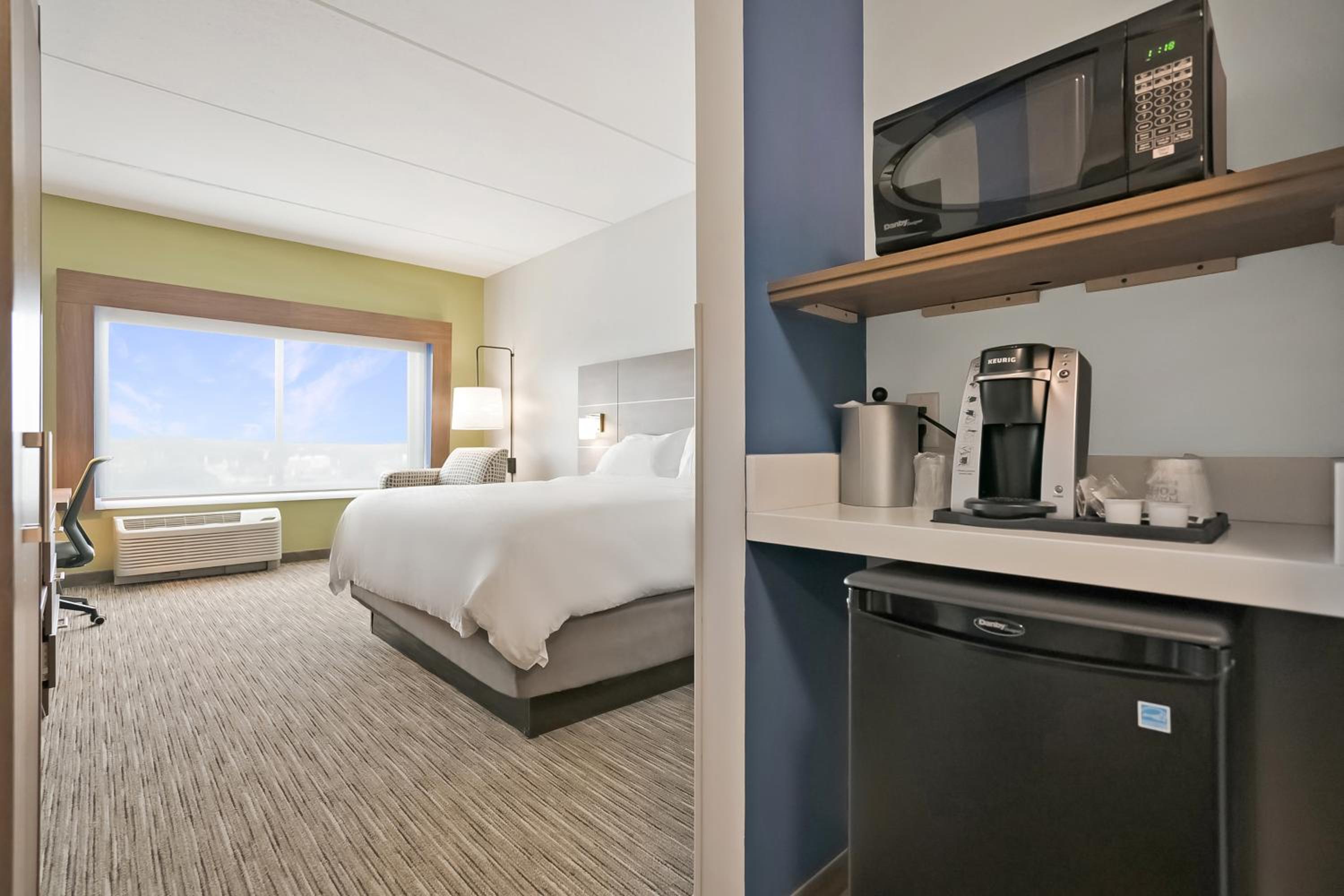 Standard King Room - Photo 12