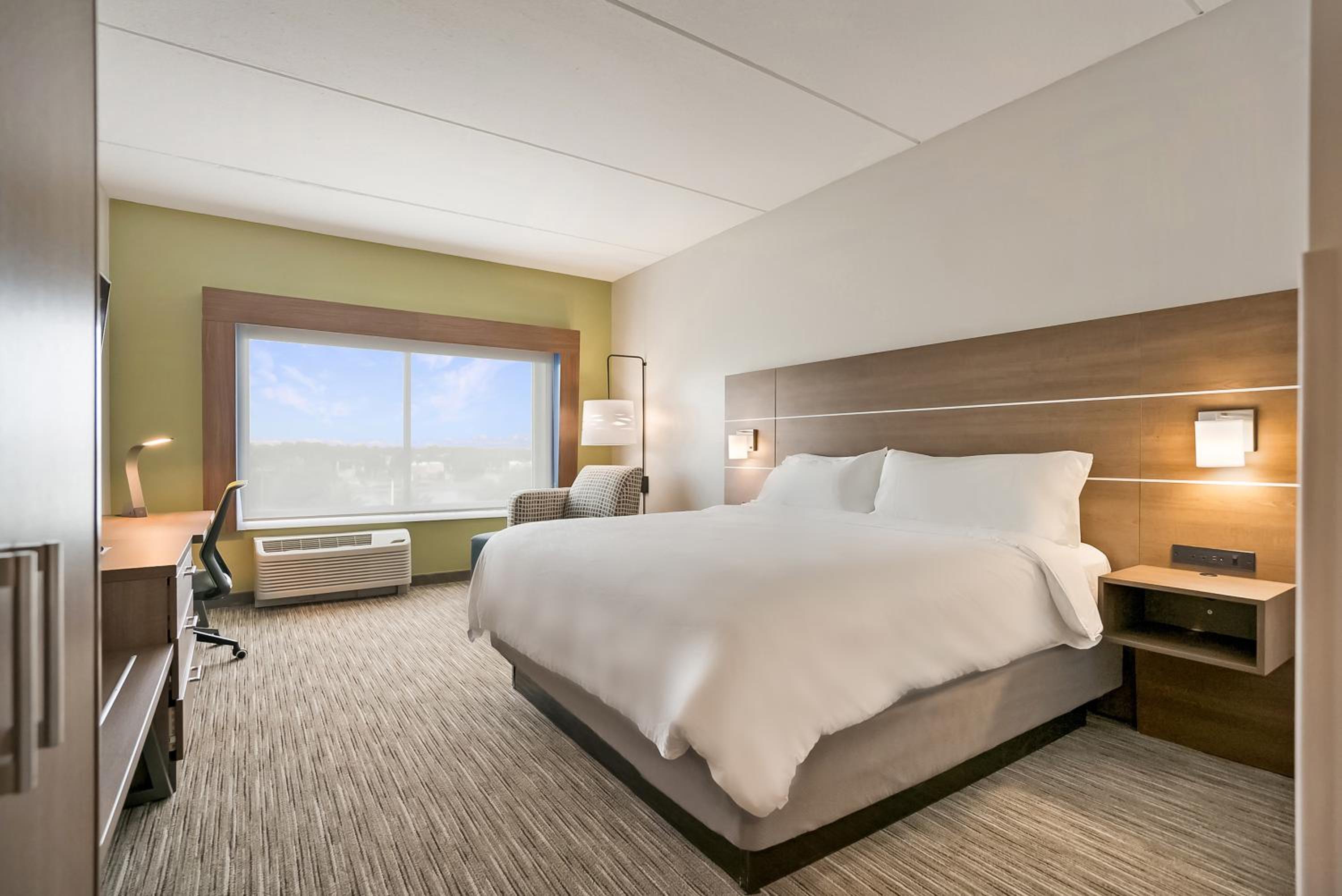 Standard King Room - Photo 7