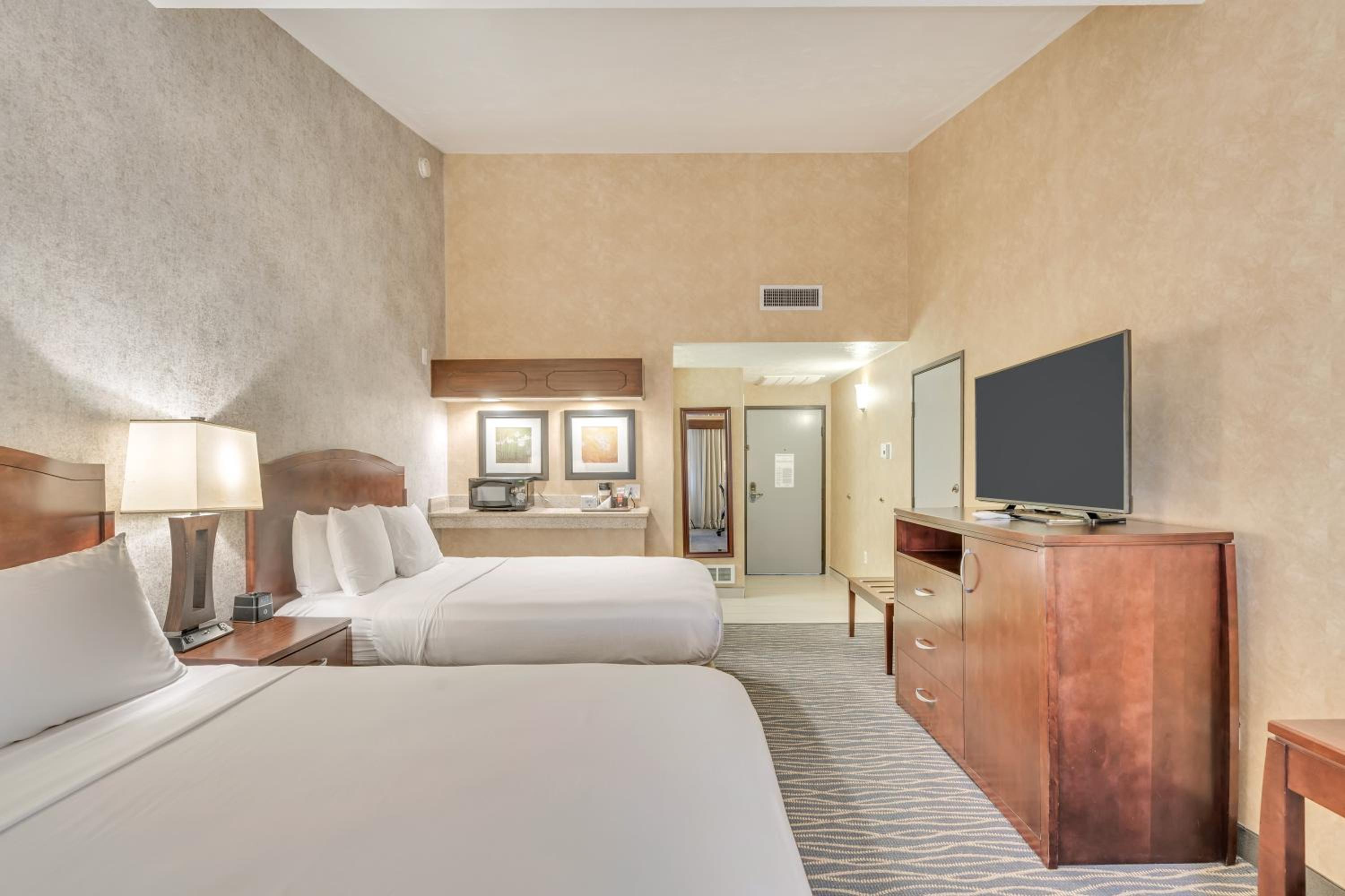Queen Room with Two Queen Beds - Non-Smoking - Photo 4