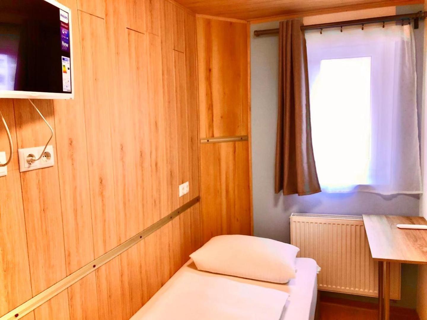Single Room with Bathroom photo 1