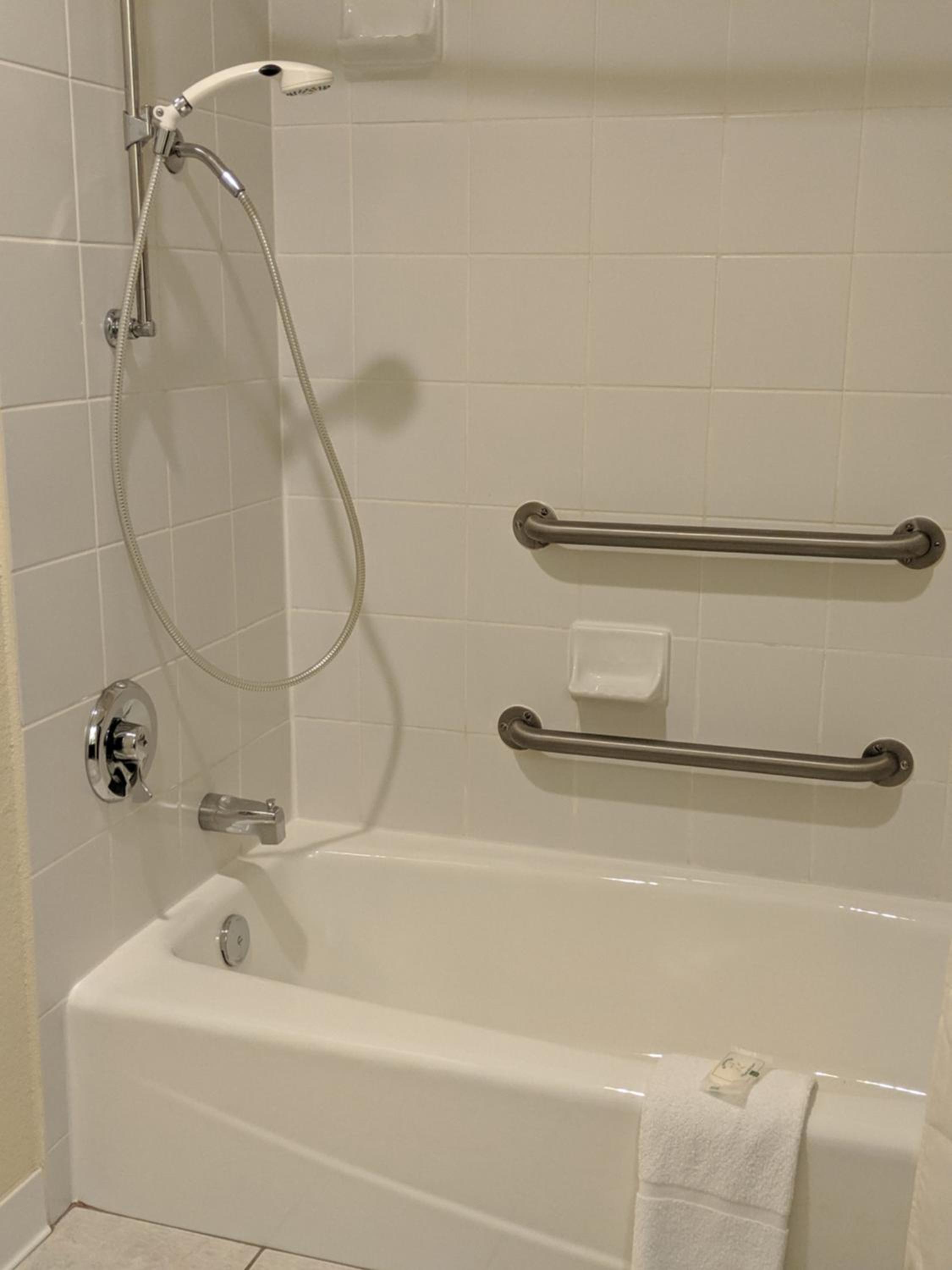 Queen Room with Accessible Tub - Accessible/Non-Smoking - Photo 2