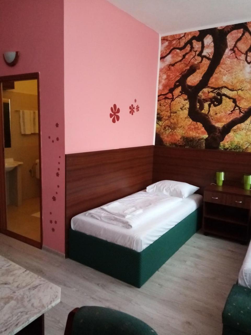 Economy Twin Room with Street View - Photo 7
