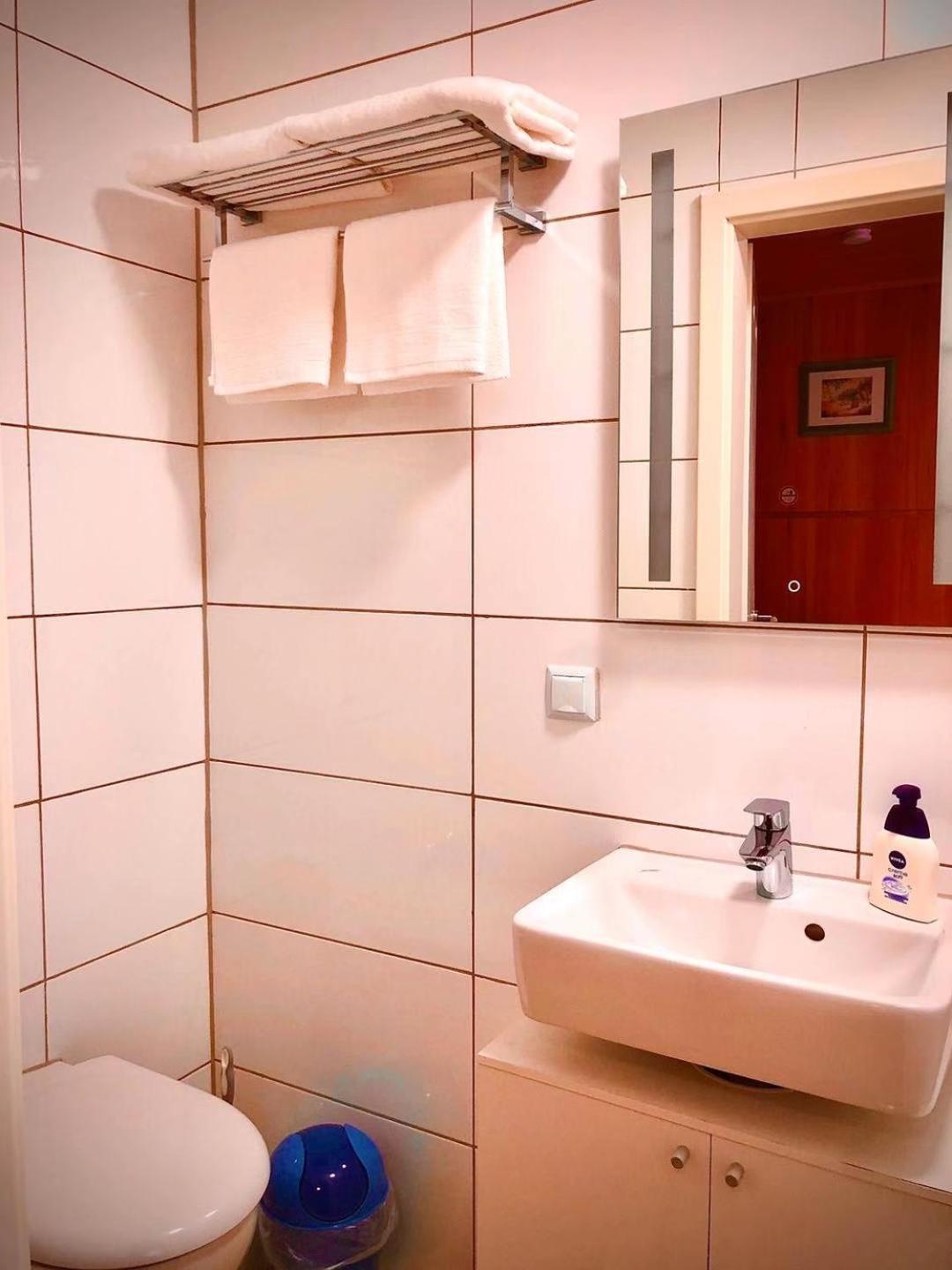 Twin Room - Photo 3