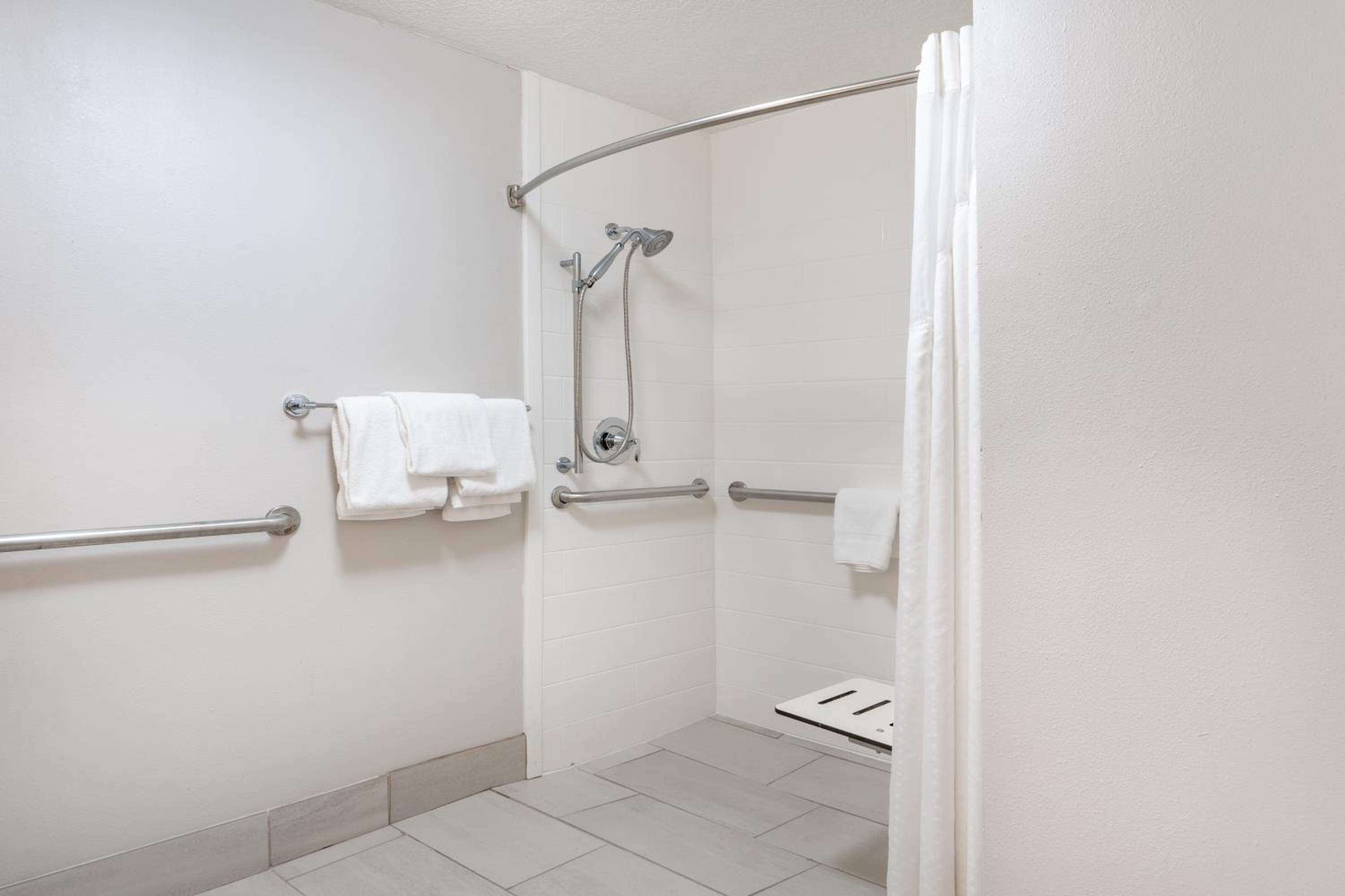 King Room with Roll-In Shower - Disability Access - Photo 4