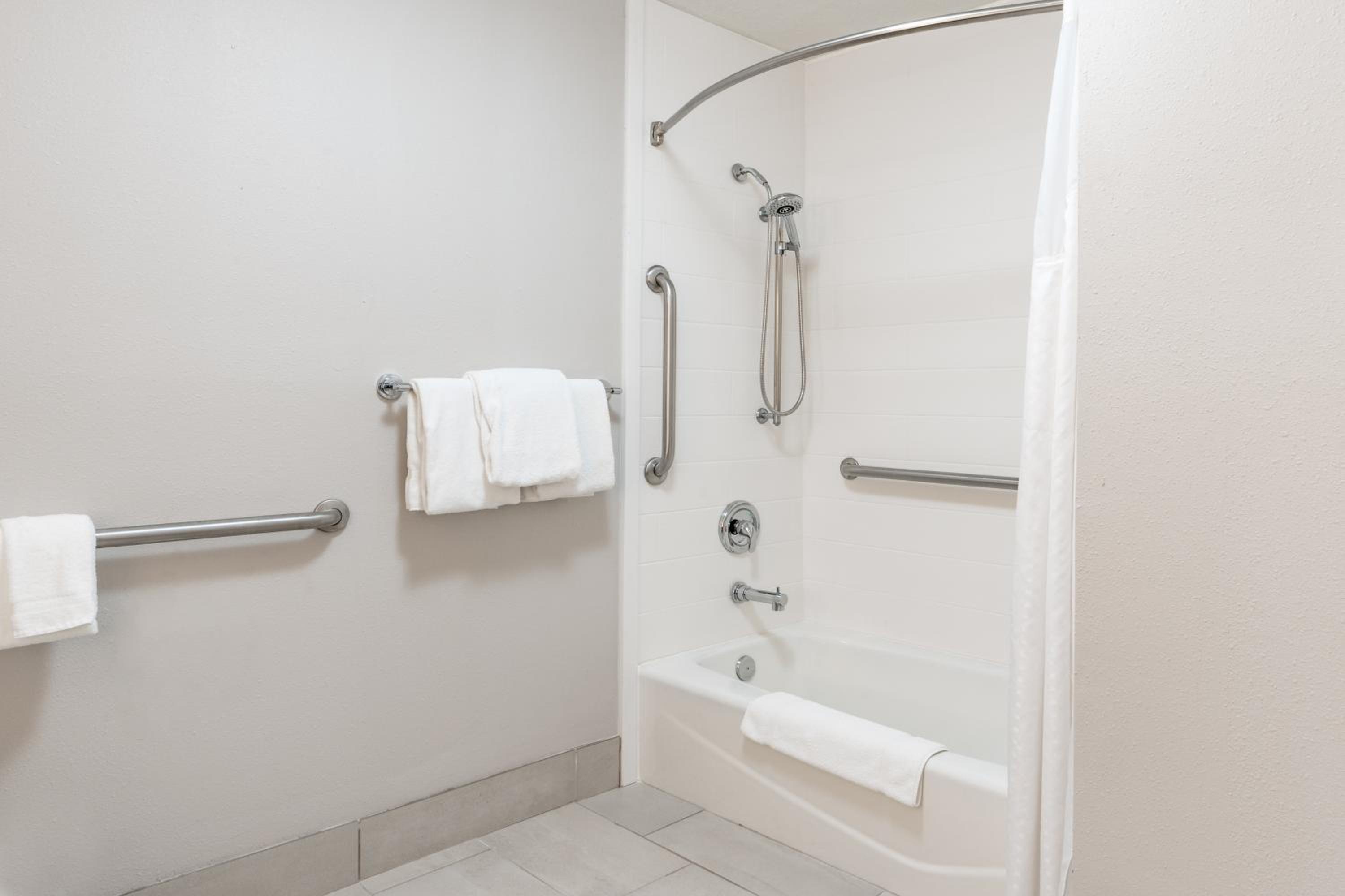 King Suite with Sofa Bed - Hearing Accessible - Photo 4