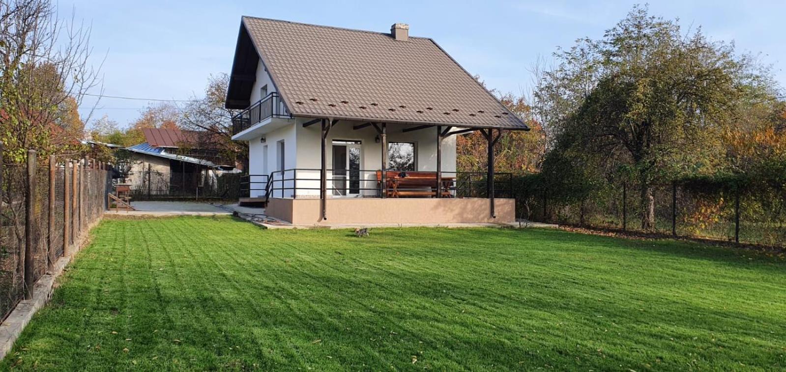Three-Bedroom House photo 3