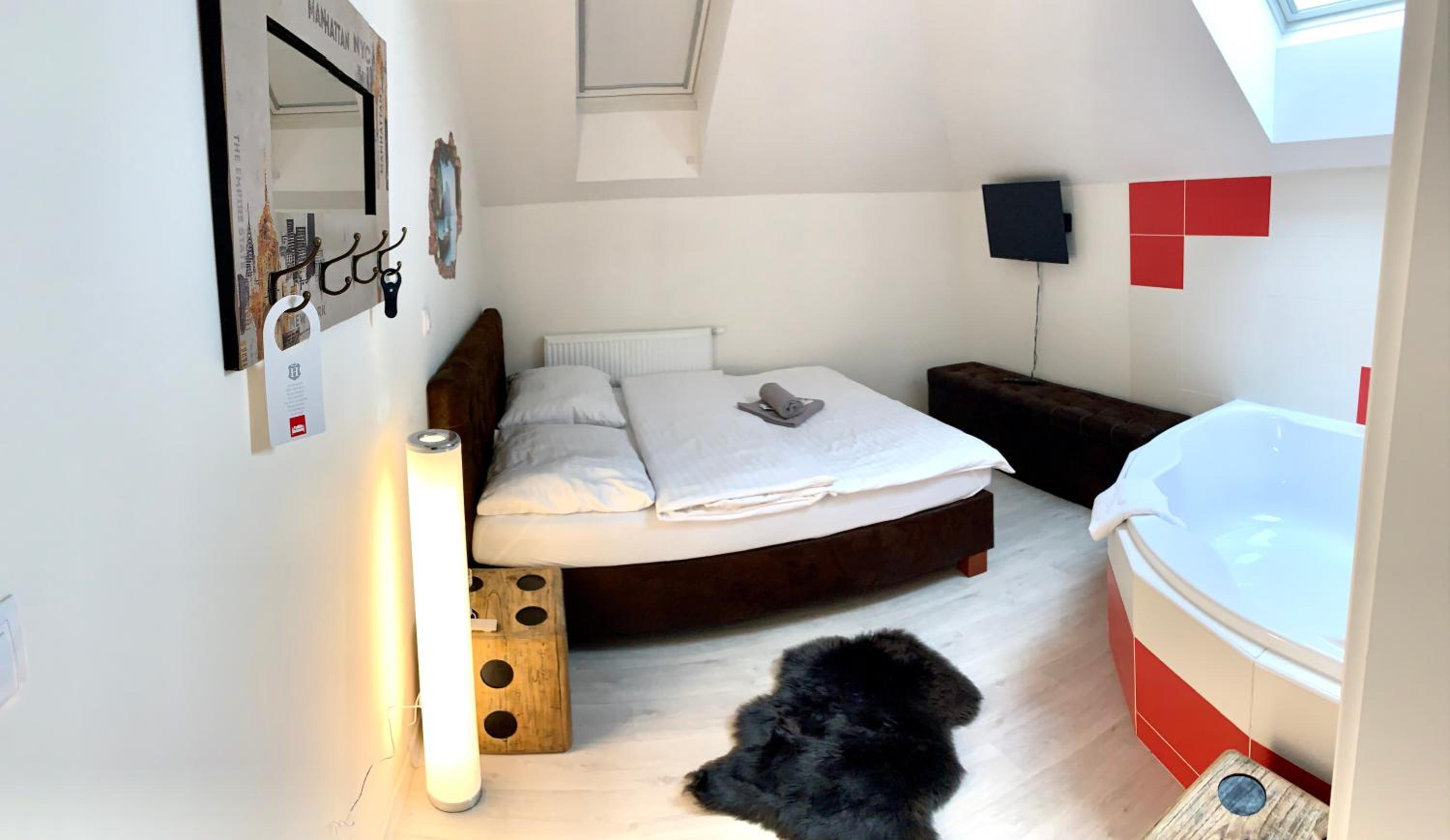 Deluxe Double Room with Bath - Photo 1