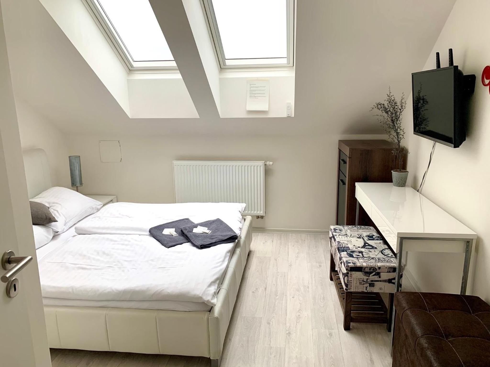 Deluxe Double Room - Photo 14