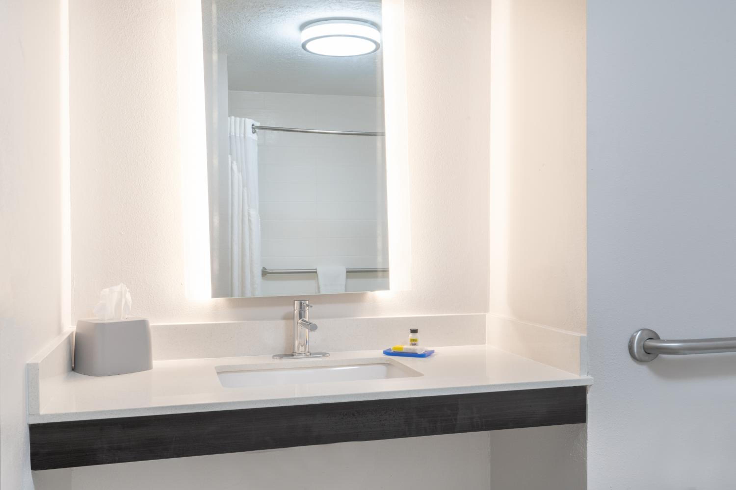 King Room with Roll-In Shower - Disability Access - Photo 3