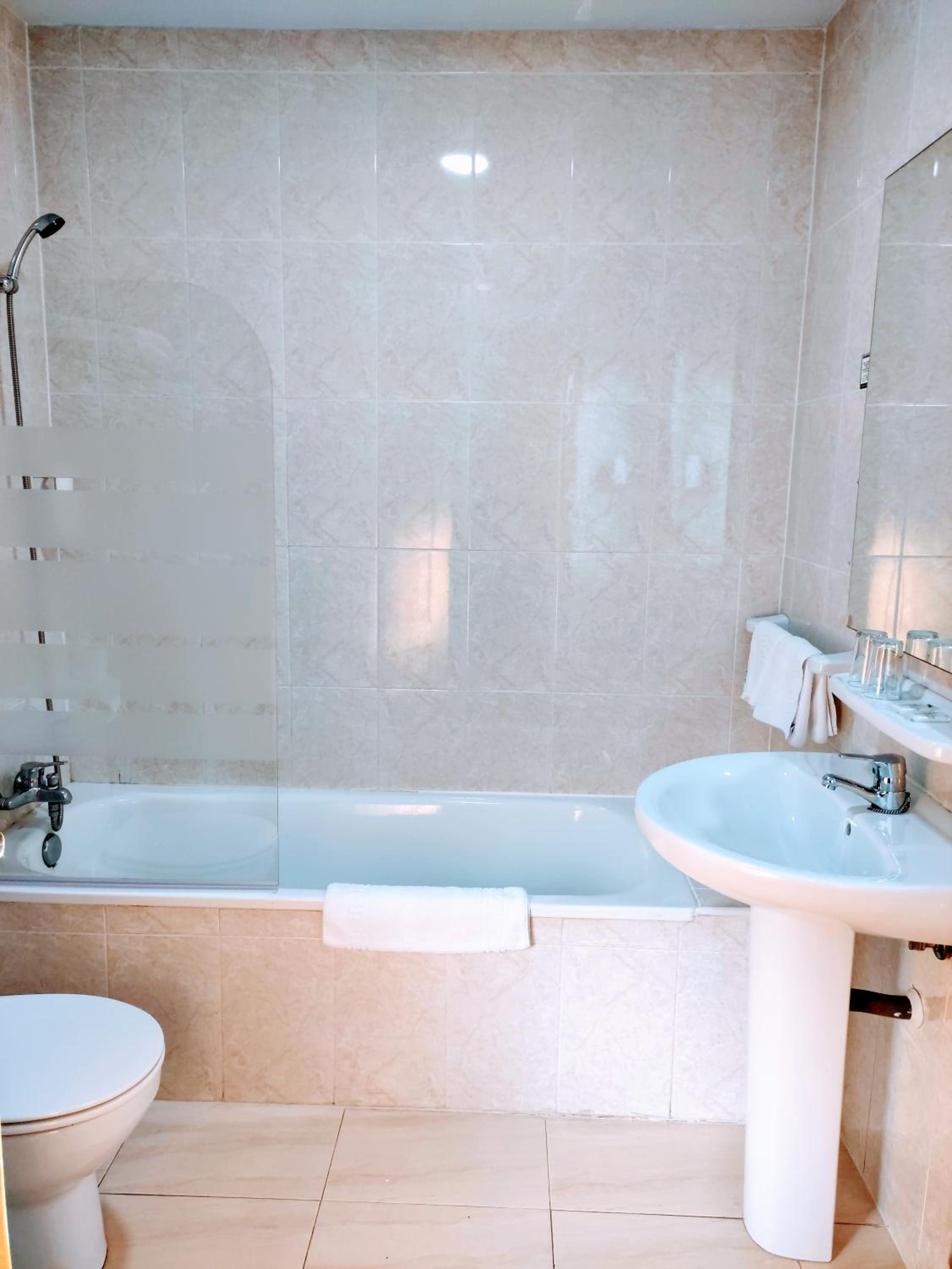 Double or Twin Room - Photo 13