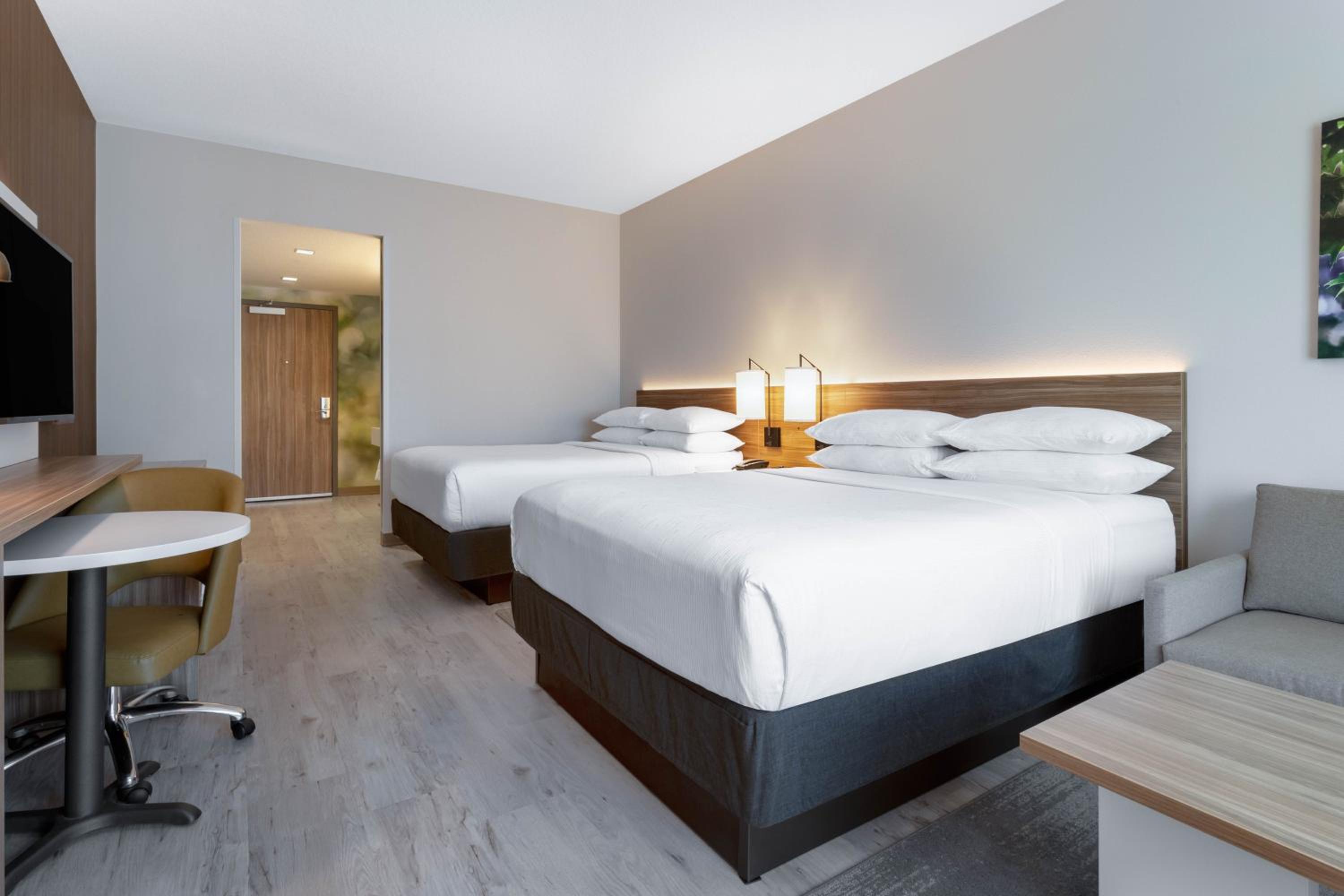 Queen Suite with Two Queen Beds - Sofa Bed (No Resort Fee)
