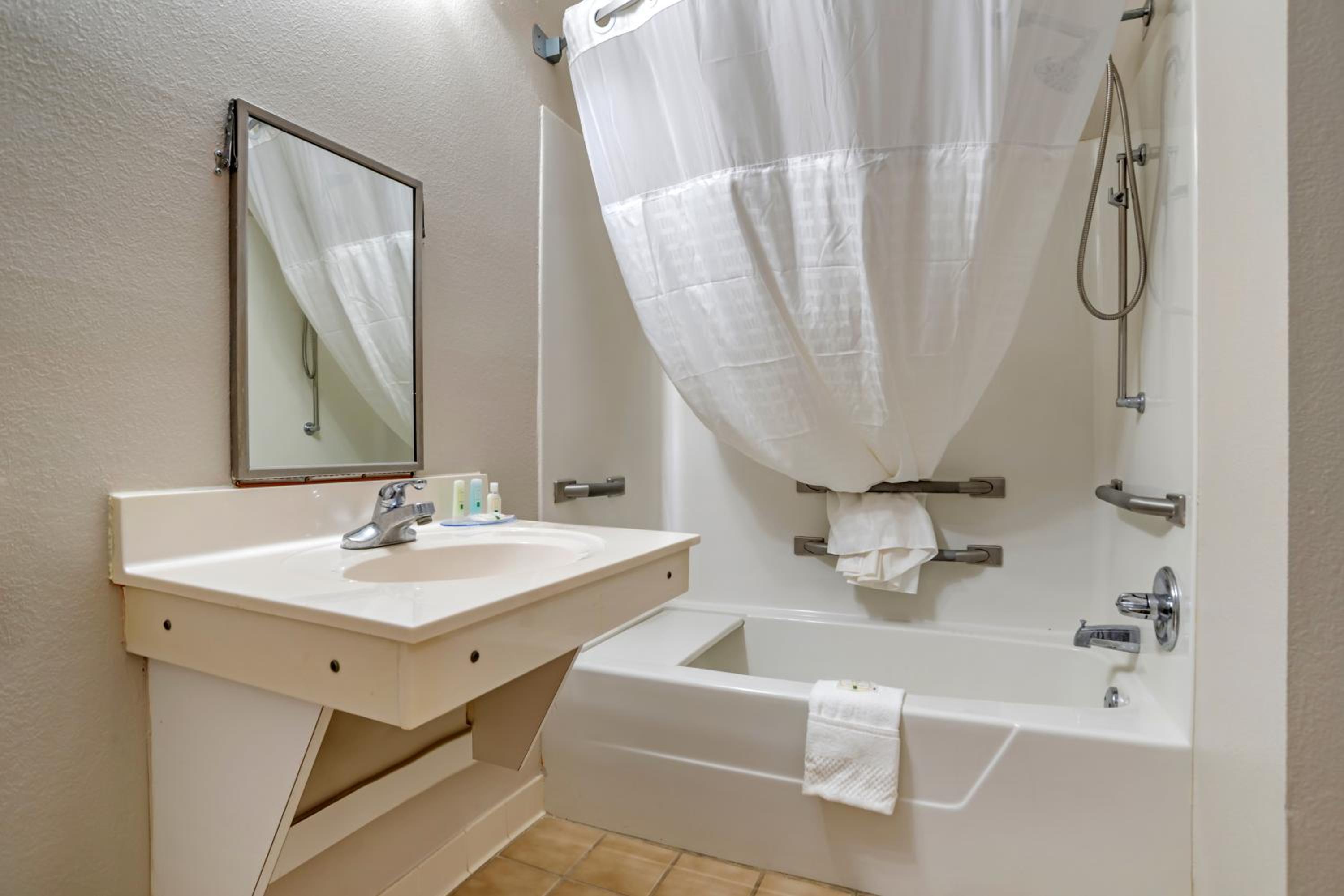 King Room - Accessible/Non-Smoking - Photo 3