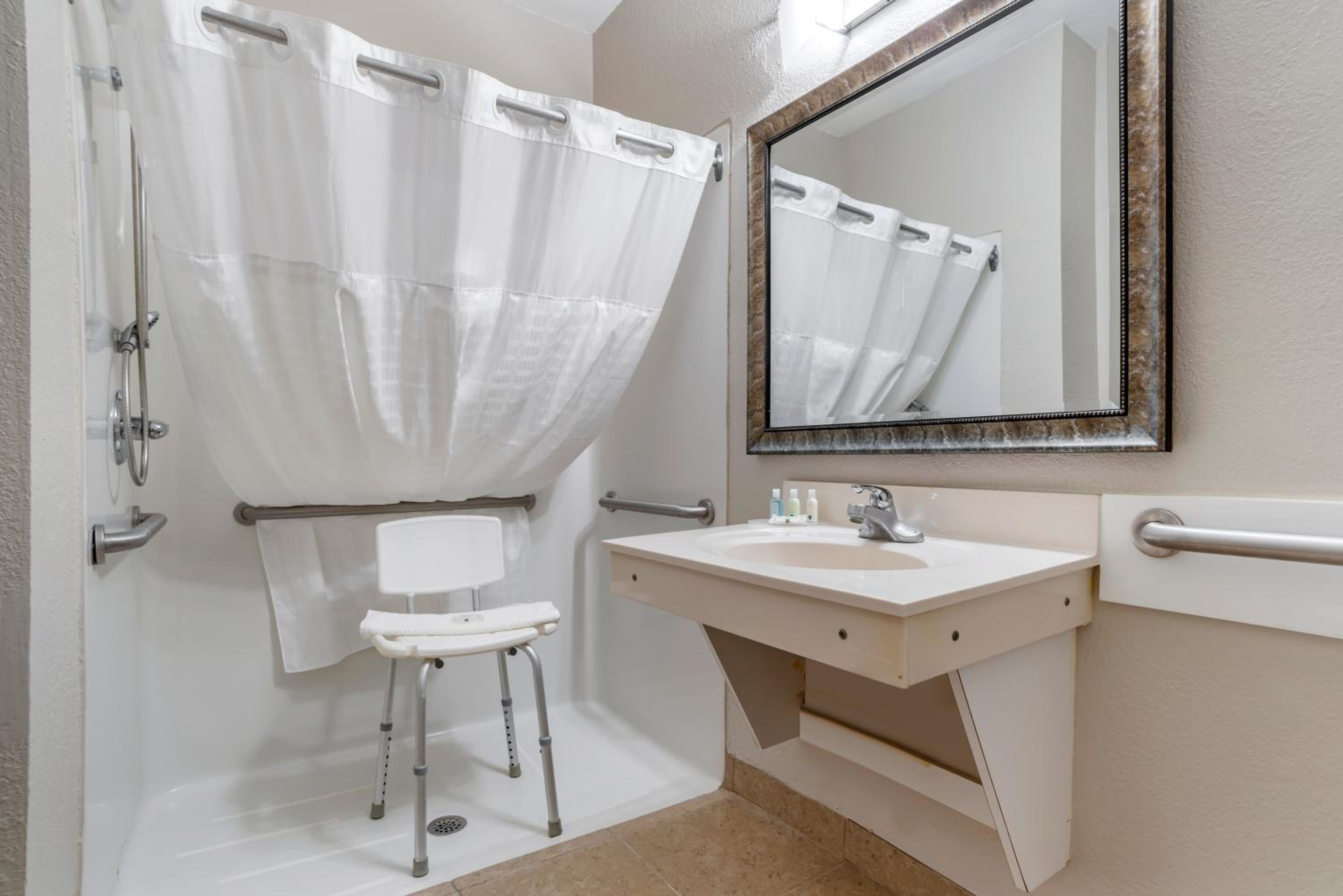 King Room - Accessible/Non-Smoking - Photo 2