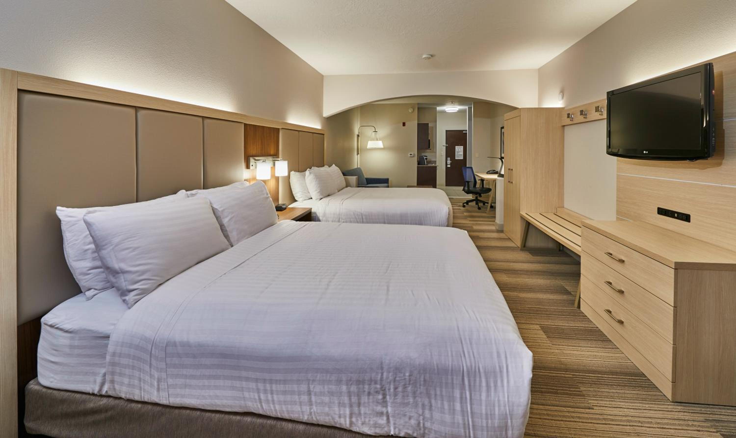 Queen Suite with Two Queen Beds Hearing Accessible Bathtub - Non-Smoking - Photo 3