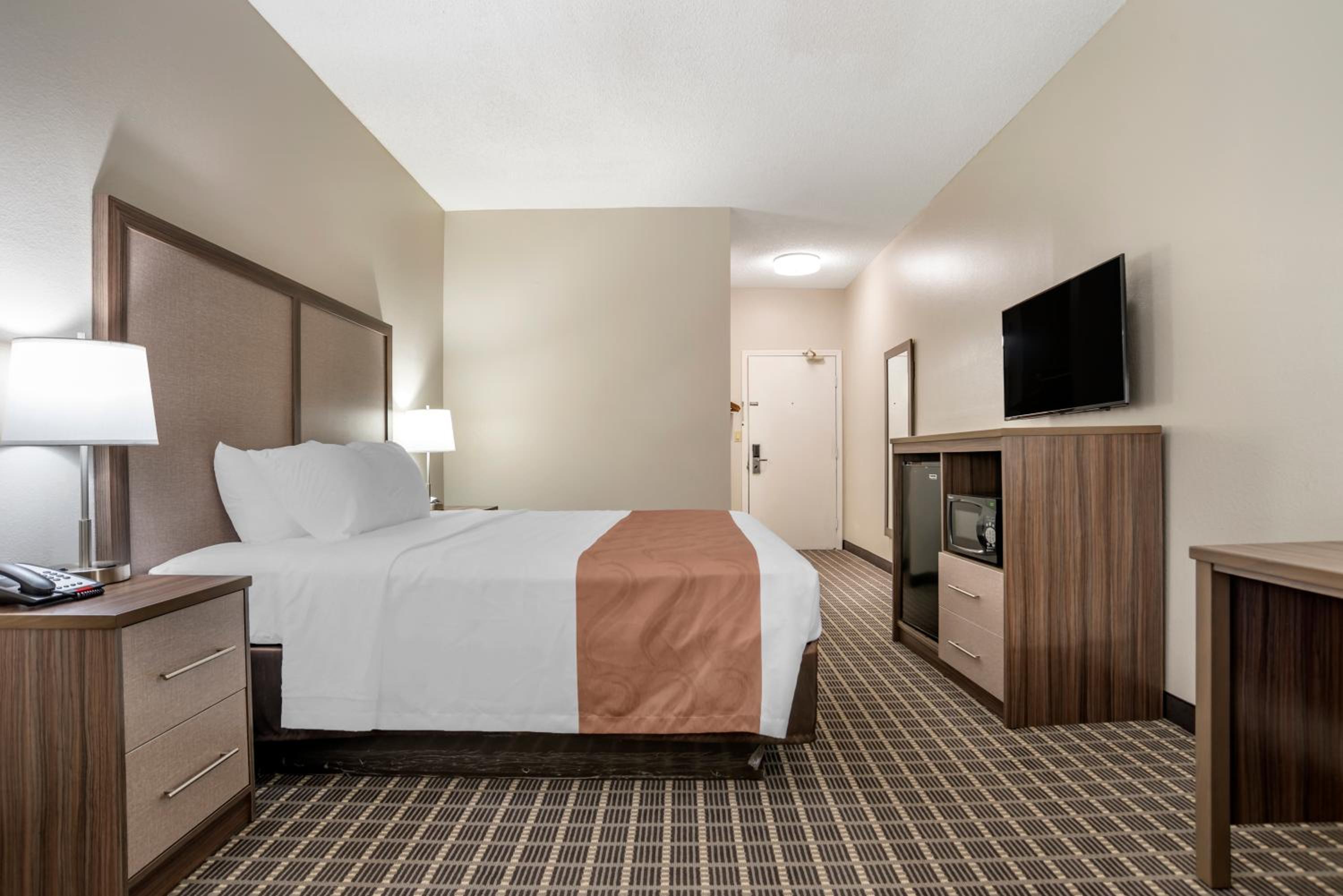 King Room - Non-Smoking - Upper Floor - Photo 6