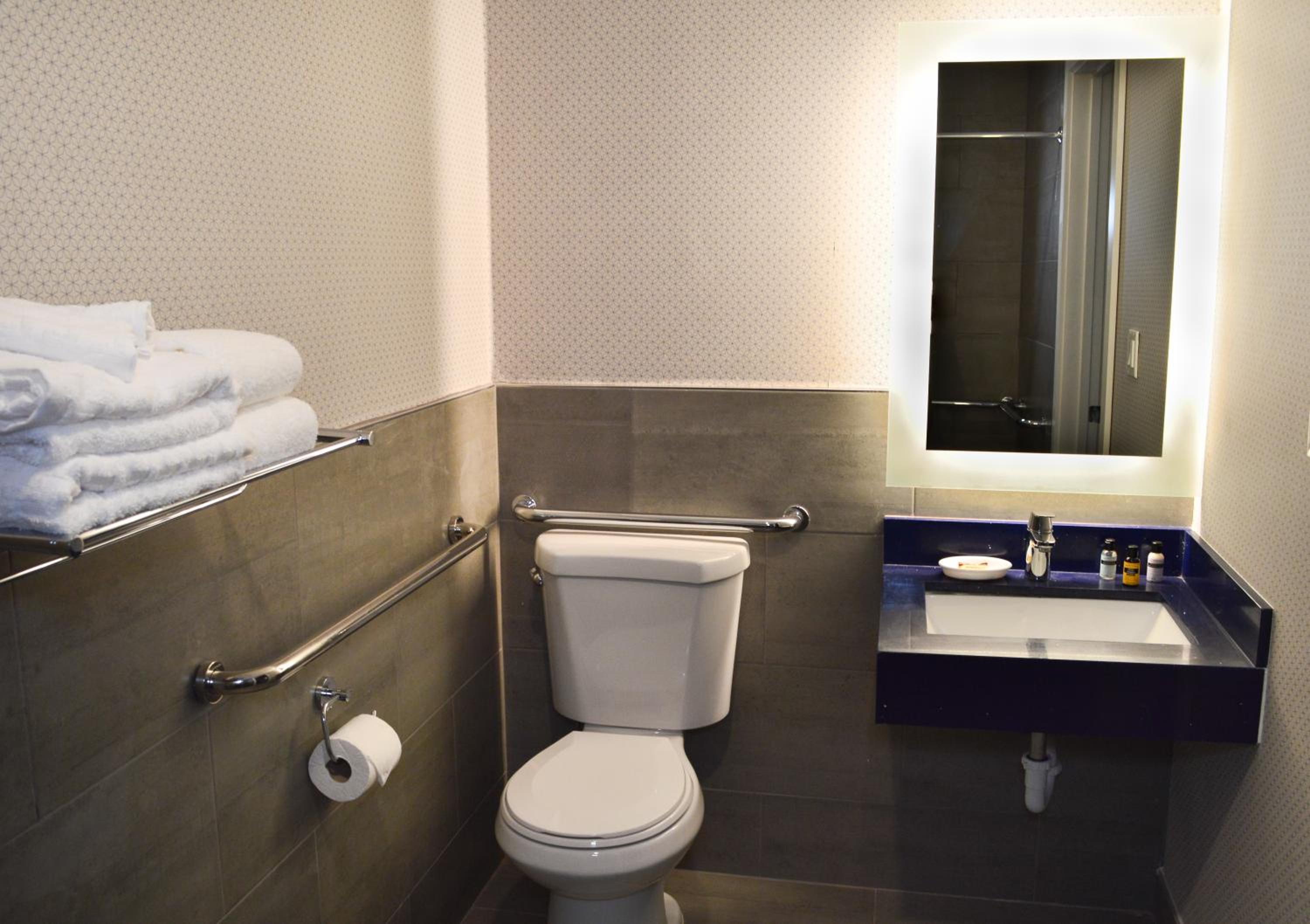 King Room with Mobility Accessible Tub photo 3