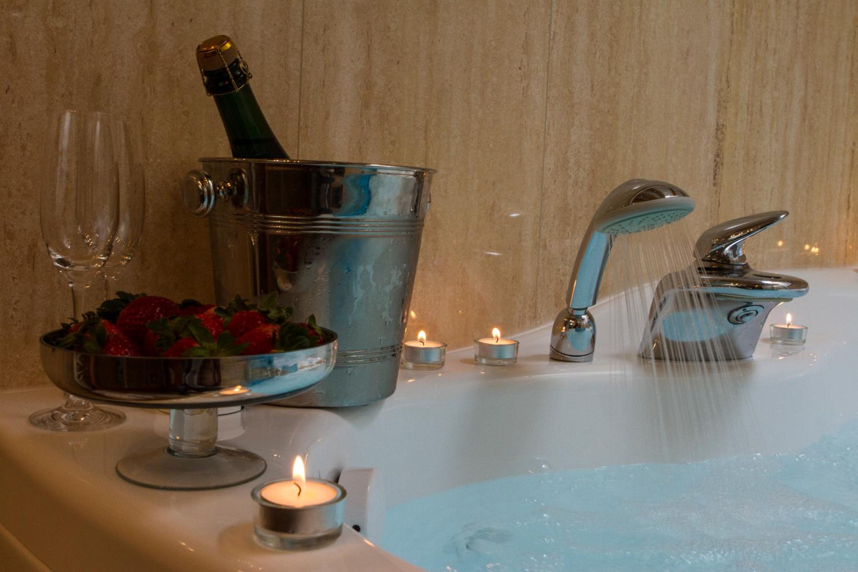 Suite - Photo 11
