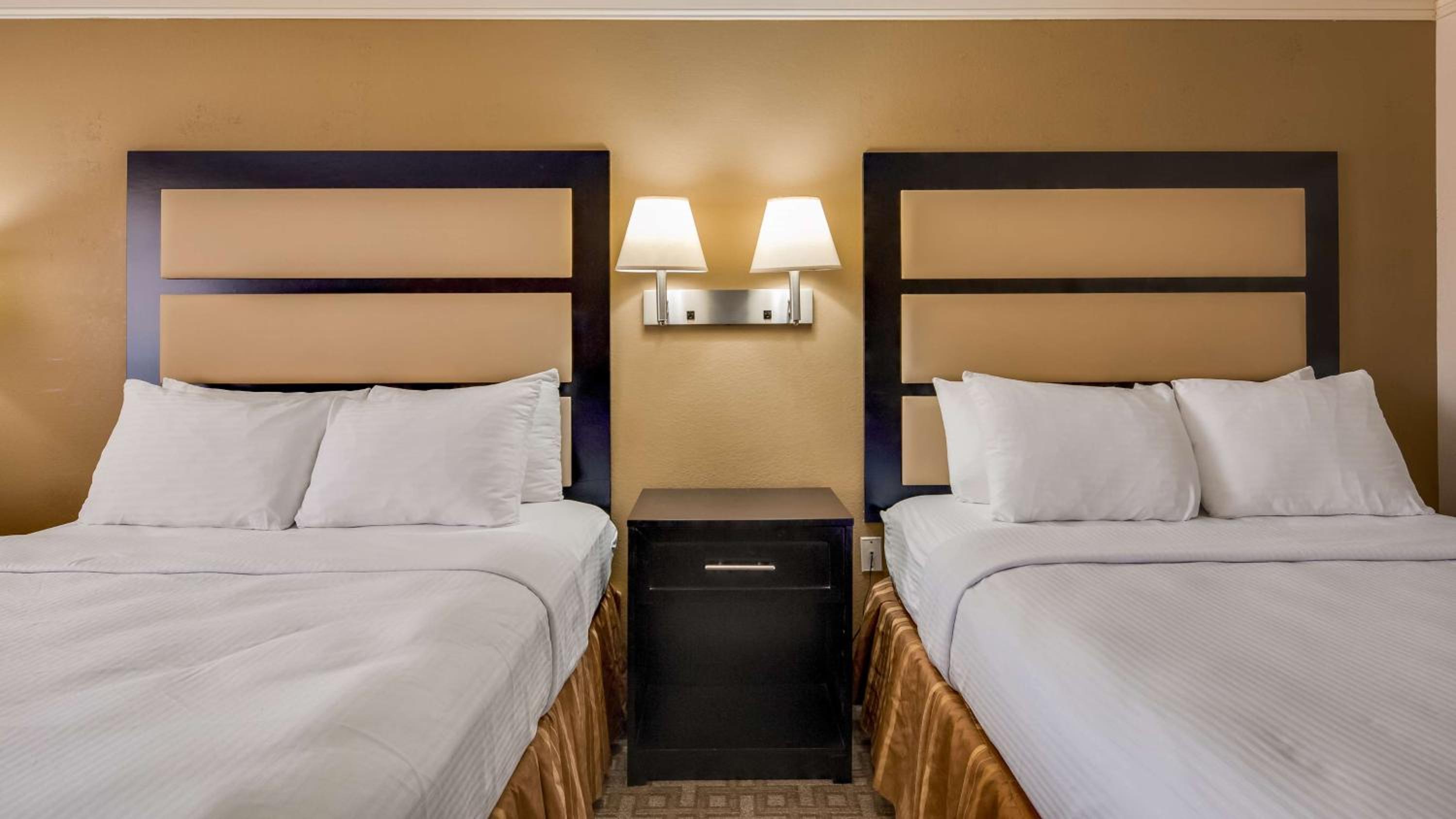 Queen Room with Two Queen Beds - Non-Smoking - Photo 7