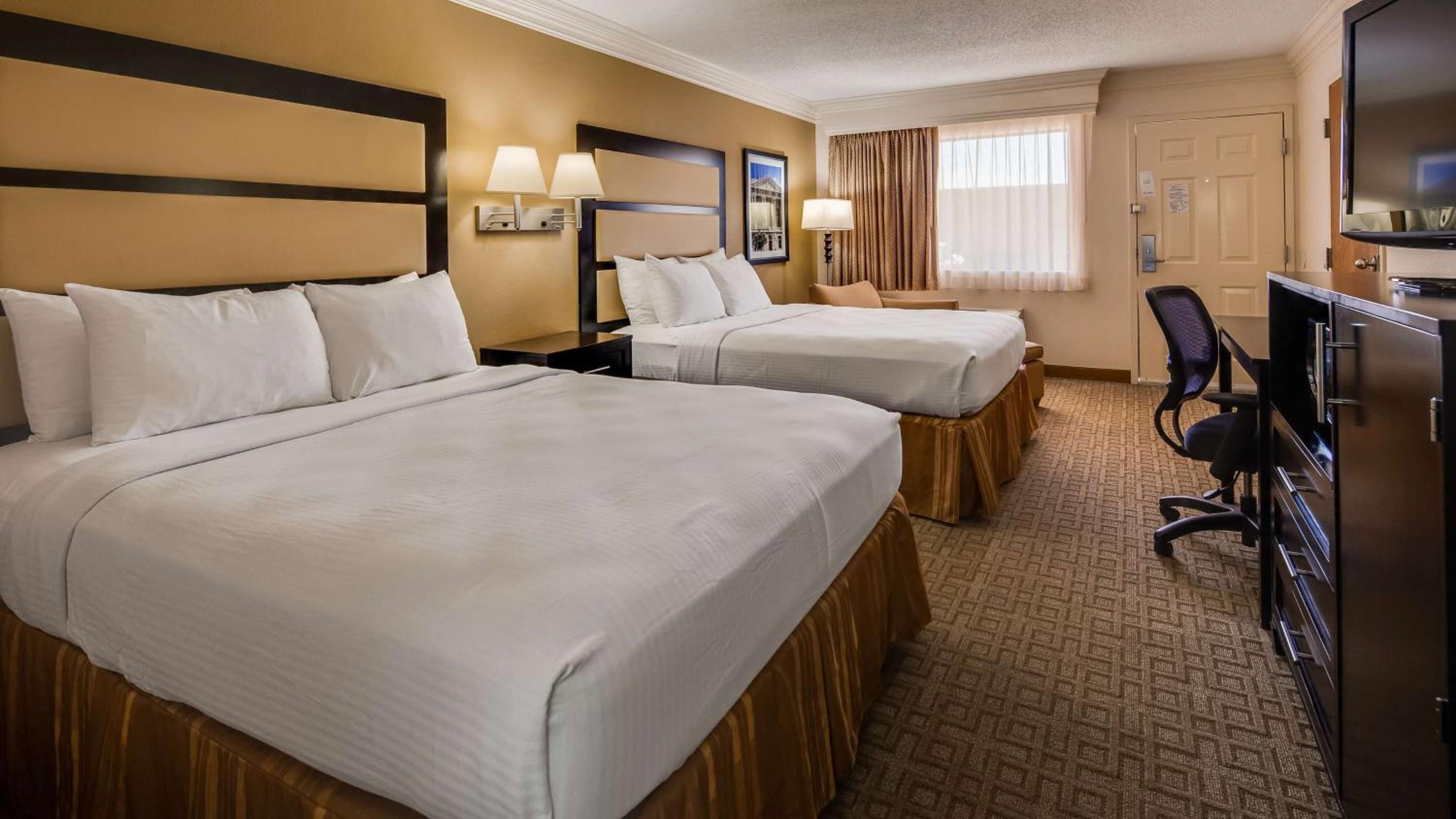 Queen Room with Two Queen Beds - Non-Smoking - Photo 4