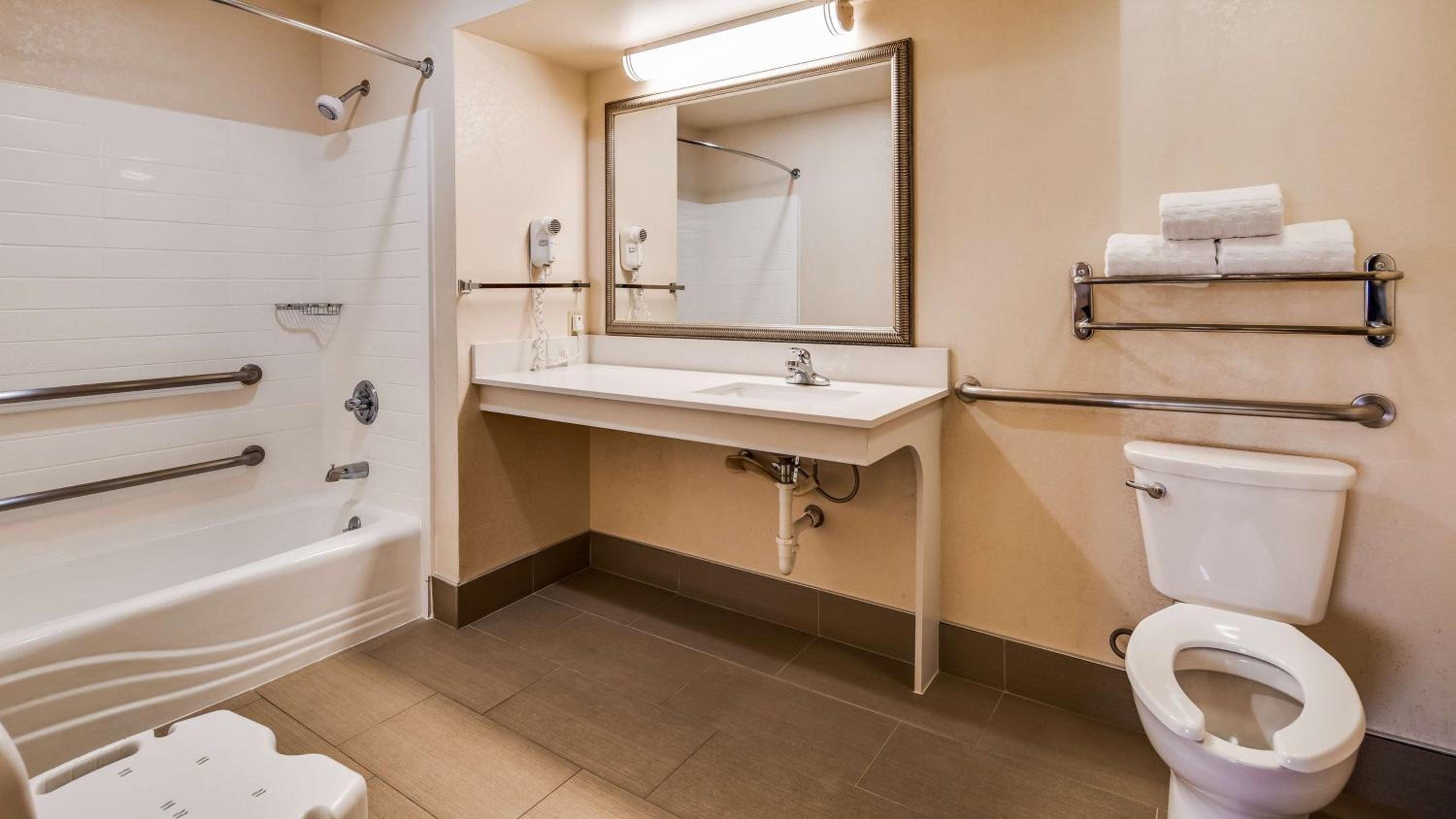 Queen Room with Two Queen Beds and Bath Tub - Disability Access/Non-Smoking /Pet-Friendly - Photo 5