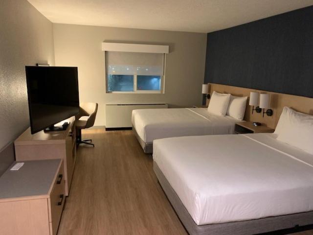 Queen Room with Two Queen Beds - Photo 3