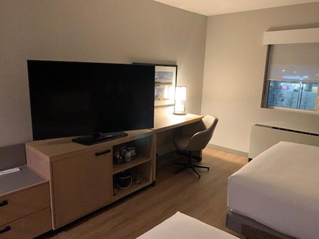 Queen Room with Two Queen Beds - Photo 4