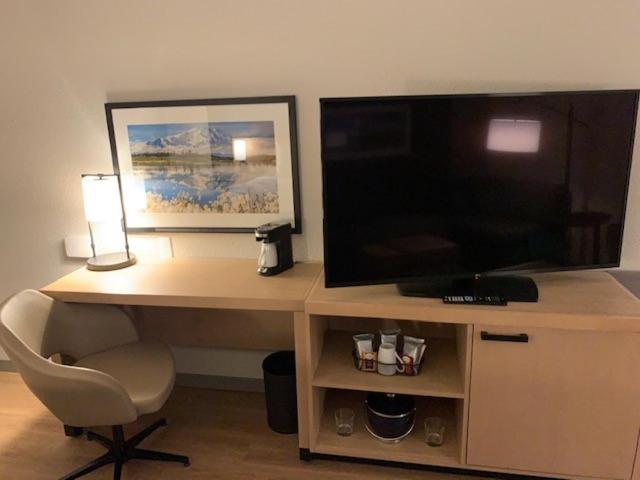 King Room with Sofa Bed - Photo 3