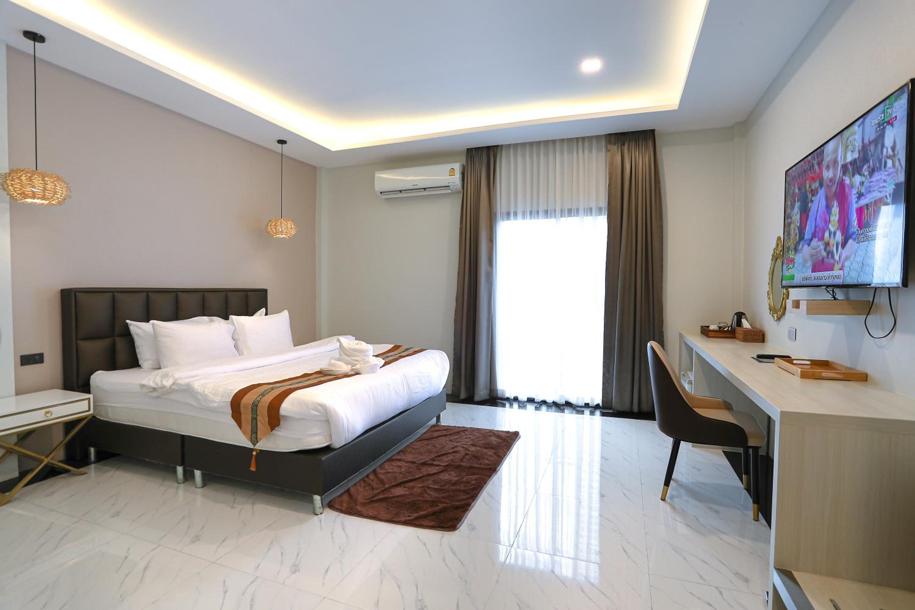 Deluxe King Room - Photo 1