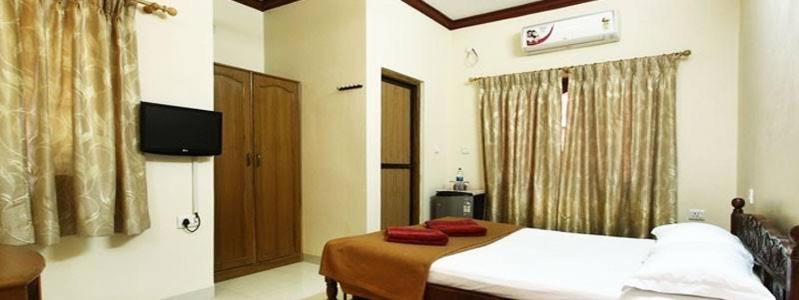 Deluxe Double Room with Balcony - Photo 6