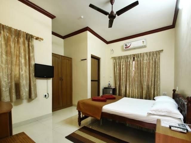 Deluxe Double Room with Balcony - Photo 7