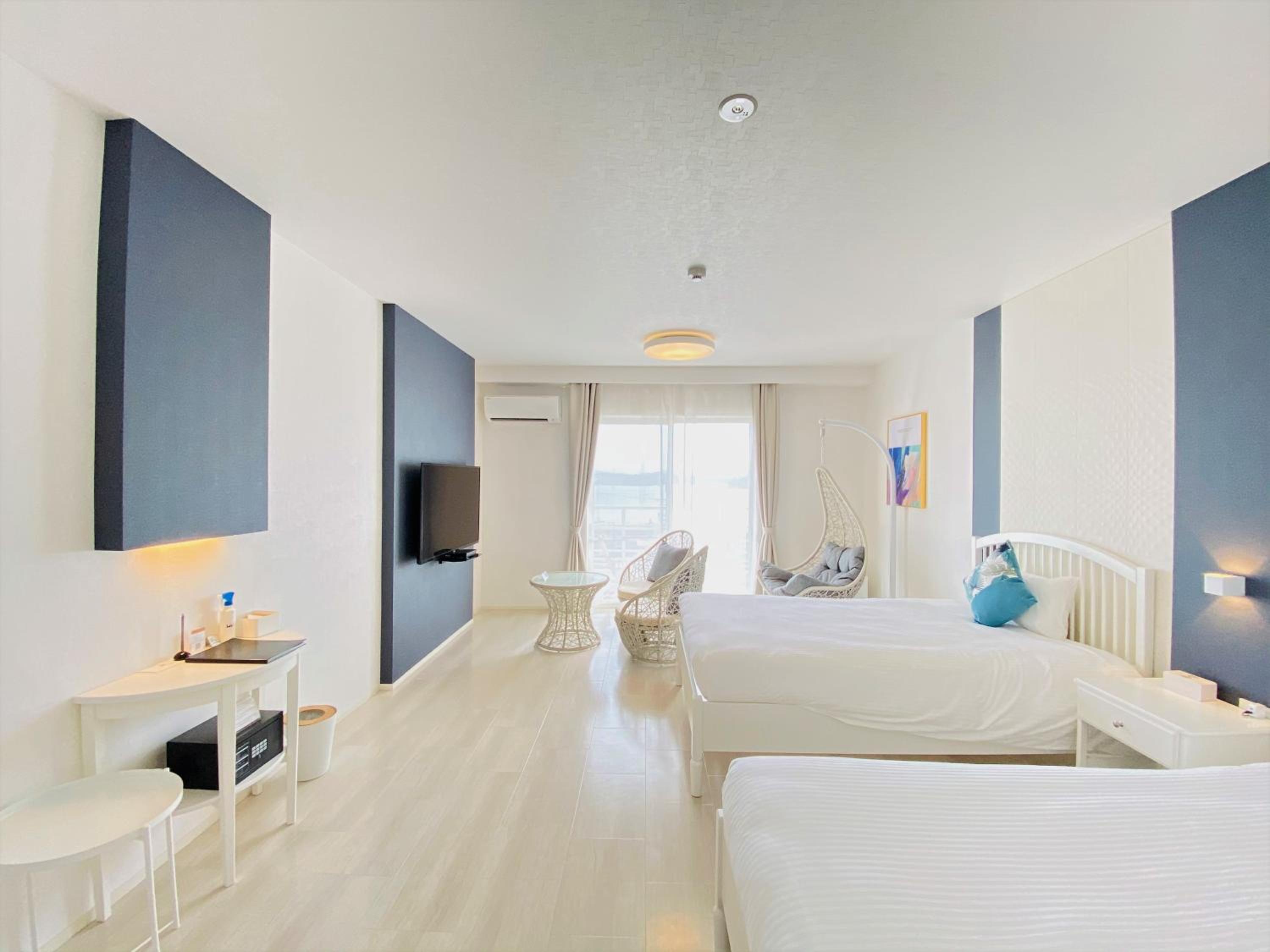Deluxe Twin Room with Sea View - Photo 8