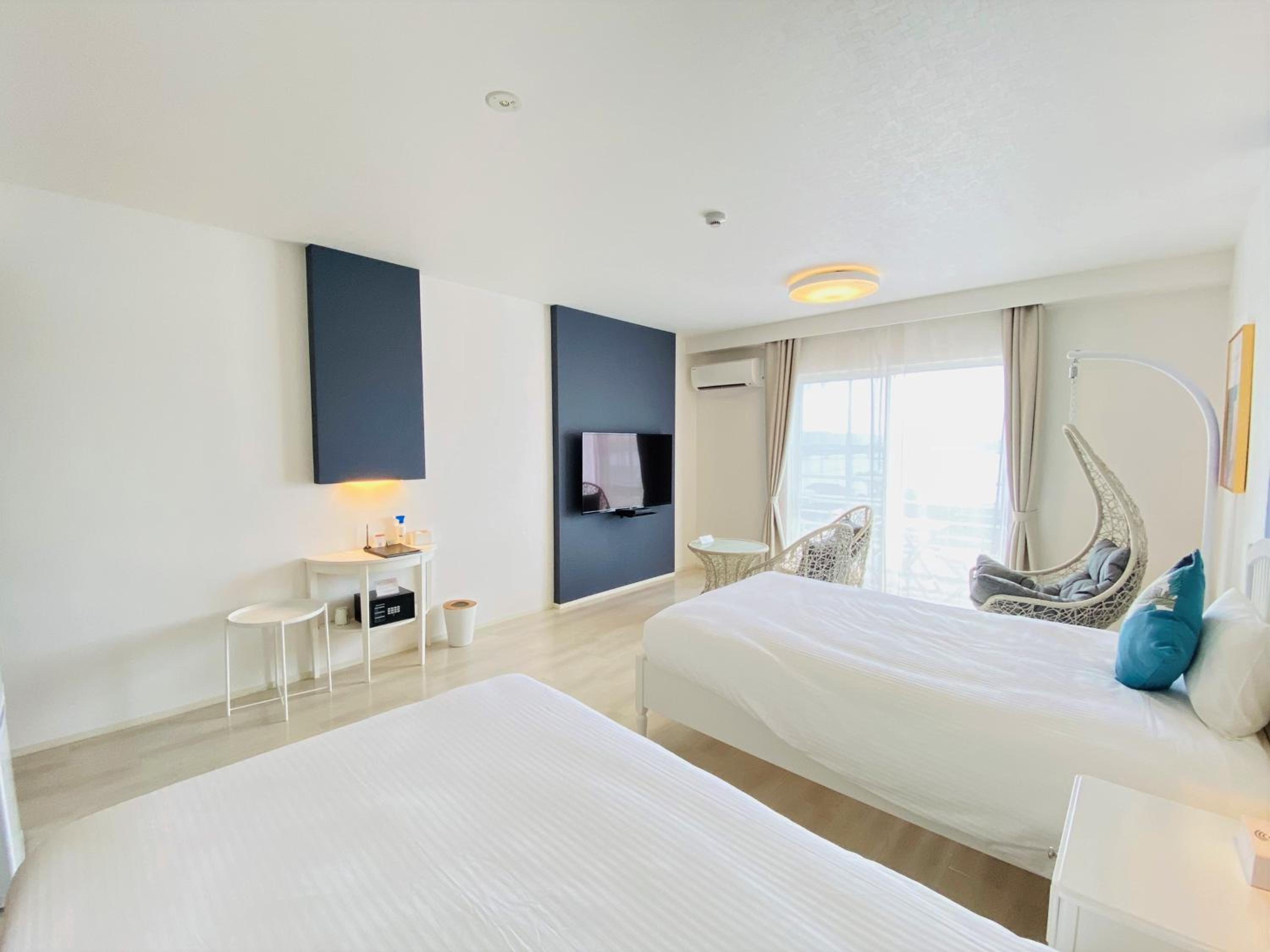Deluxe Twin Room with Sea View - Photo 6