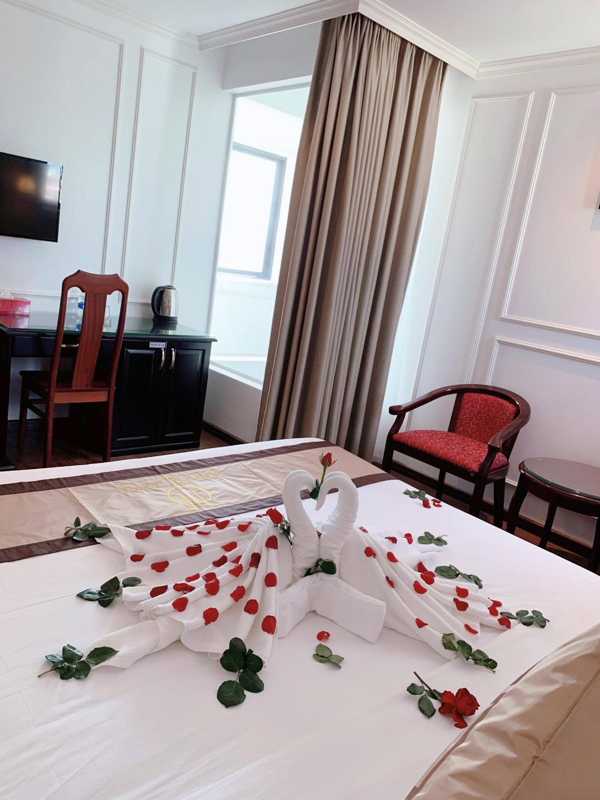 Deluxe Queen Room - Photo 7